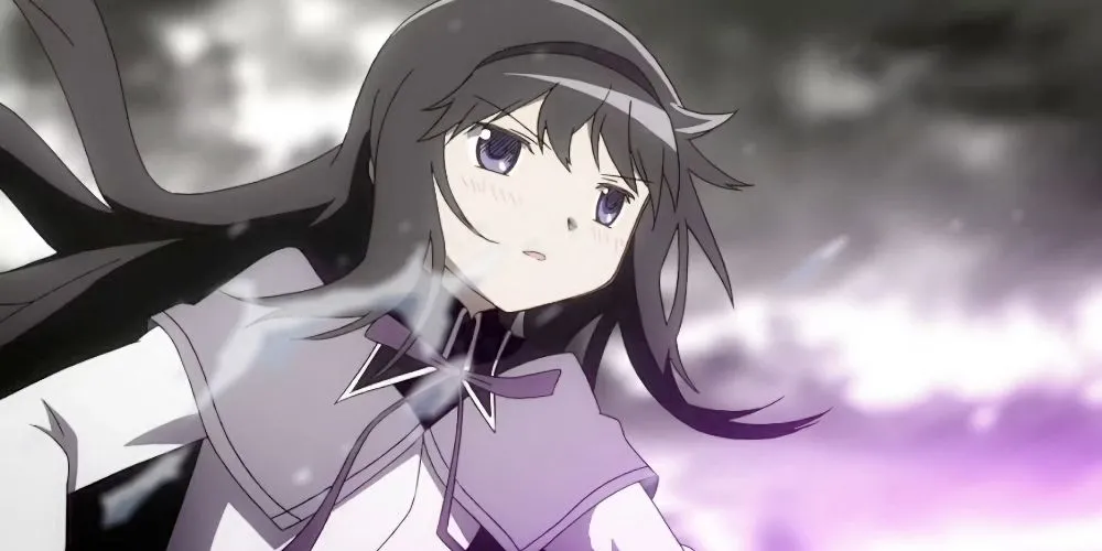 Homura Akemi từ Puella Magi Madoka Magica với vẻ mặt u sầu, biểu tượng cho tình yêu hy sinh vượt thời gian
