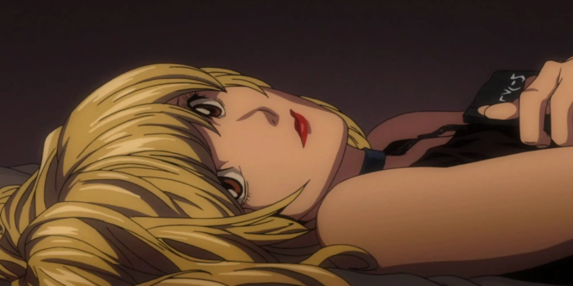 Misa Amane nhìn nghiêng với ánh mắt sắc sảo trong Death Note