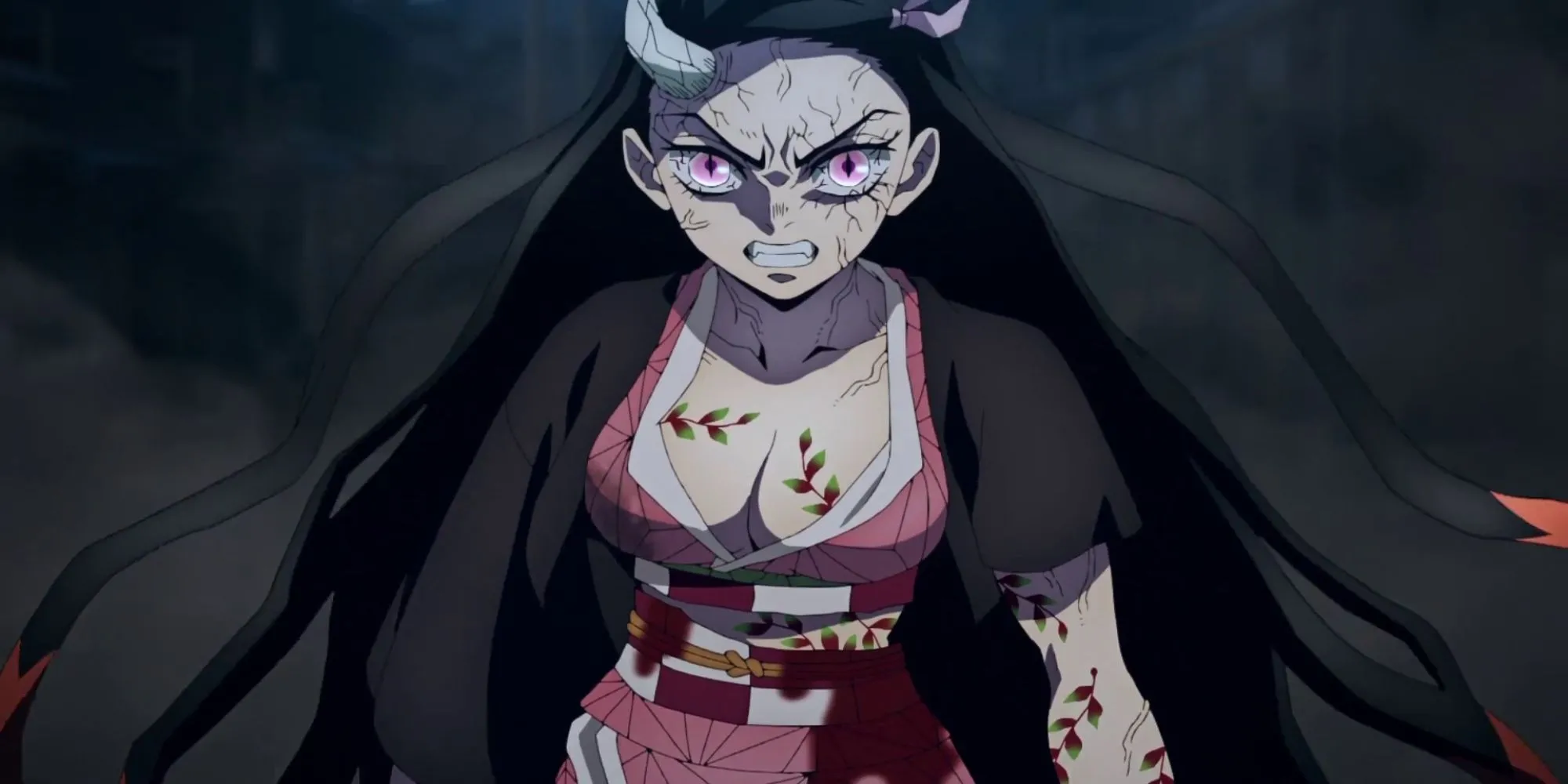 Nezuko trong Demon Slayer với kimono đẫm máu và một chiếc sừng