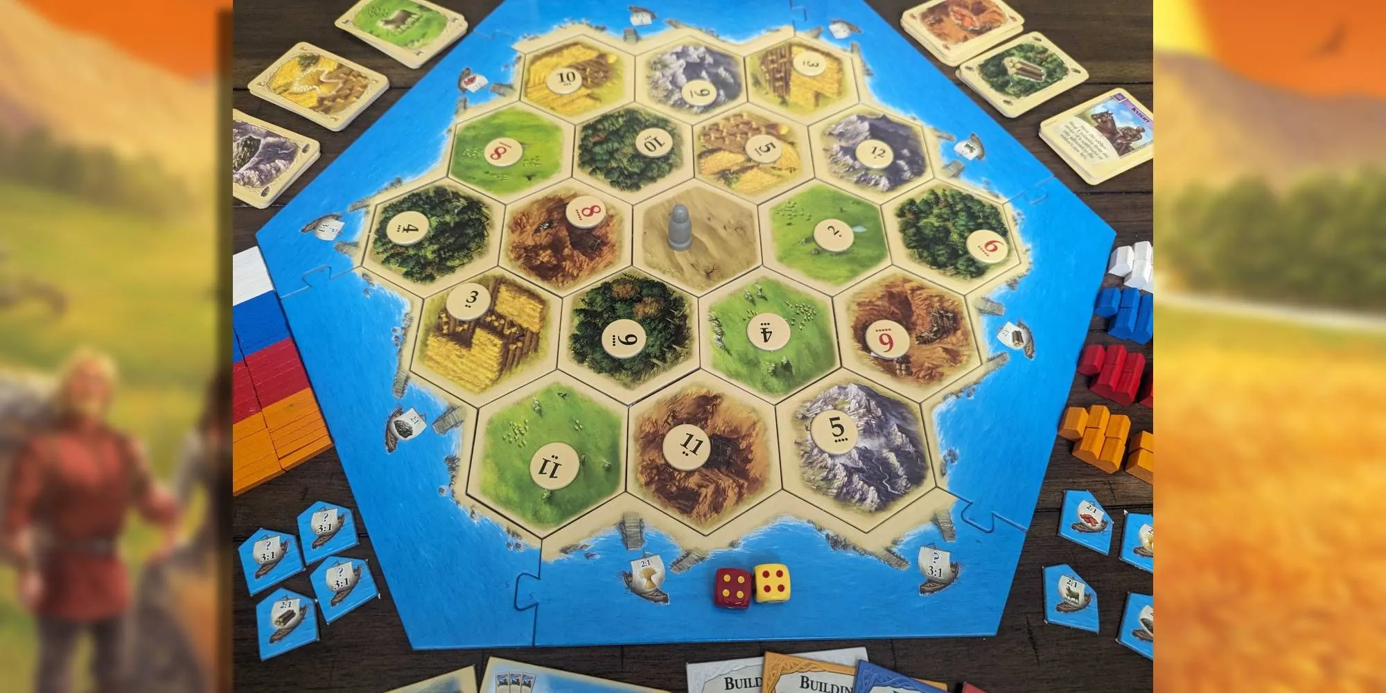 Bàn chơi Settlers of Catan với các vùng đất tài nguyên và xúc xắc, tượng trưng cho sự trao đổi và cạnh tranh tài nguyên trong game