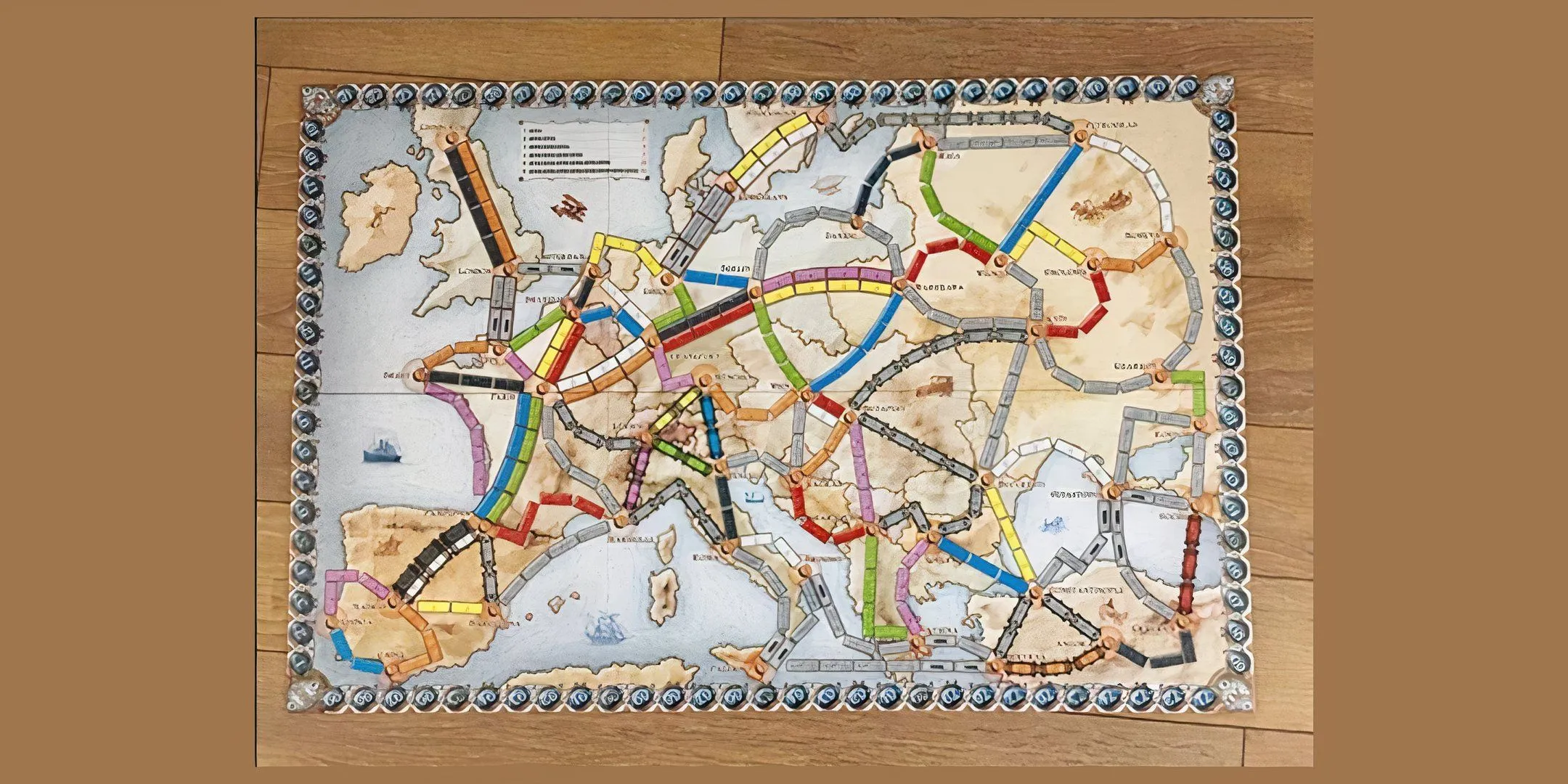 Bàn chơi Ticket to Ride với bản đồ Bắc Mỹ, các tuyến đường sắt và đoàn tàu màu sắc, thể hiện sự cạnh tranh xây dựng mạng lưới