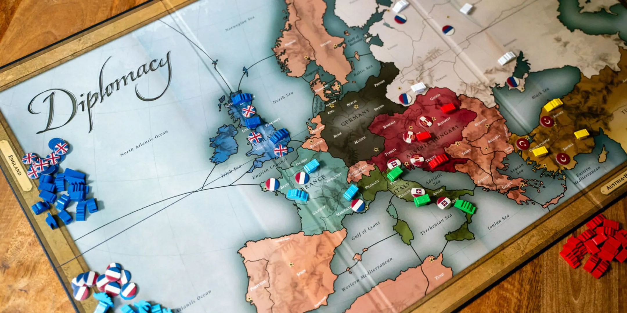 Bản đồ game Diplomacy, mô phỏng châu Âu đầu thế kỷ 20, nơi các quốc gia tranh giành ảnh hưởng qua ngoại giao và phản bội