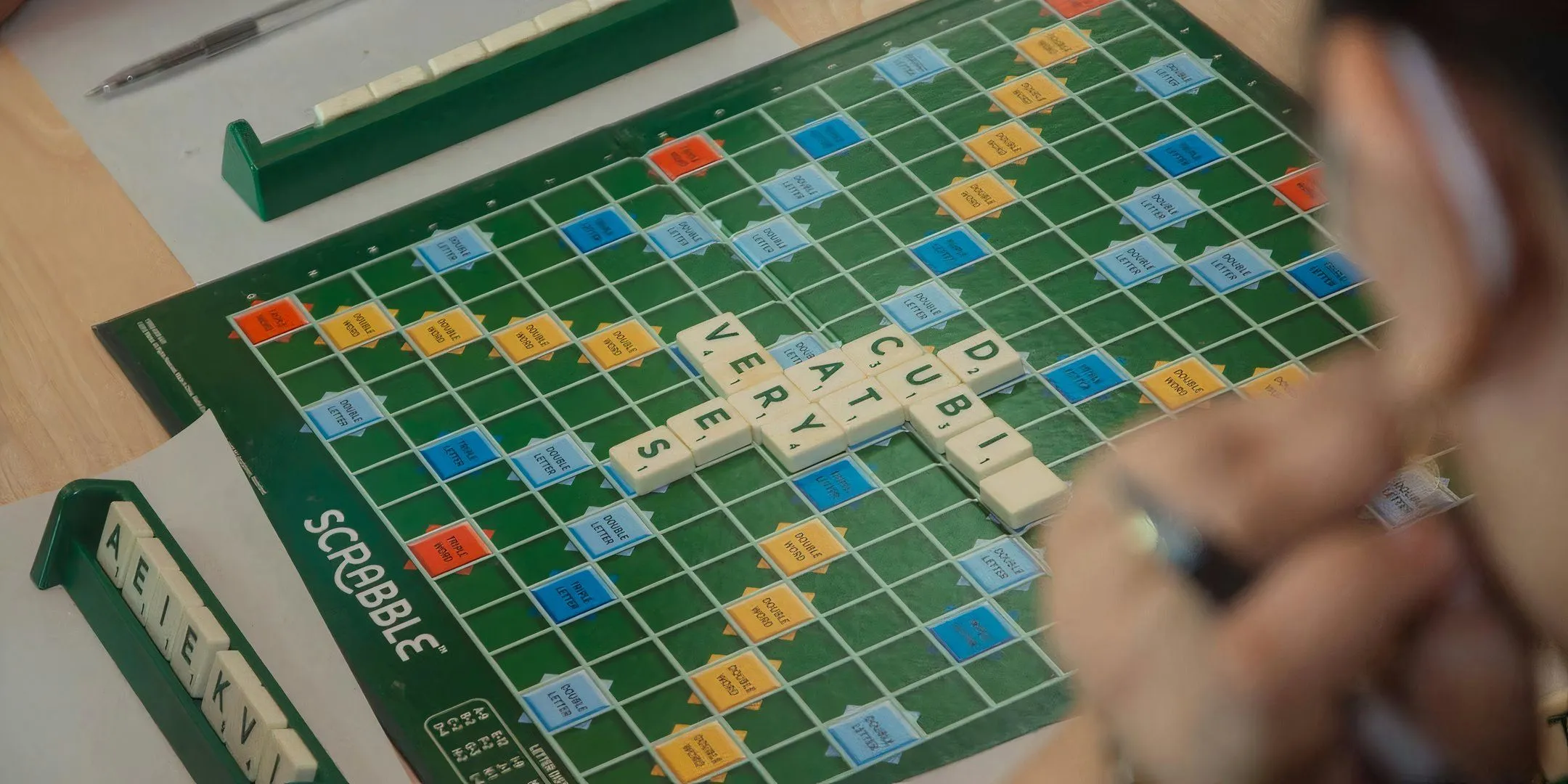 Bìa hộp game Pandemic biểu trưng cho sự phức tạp và khó khăn khi giải thích luật cho những người mất tập trung