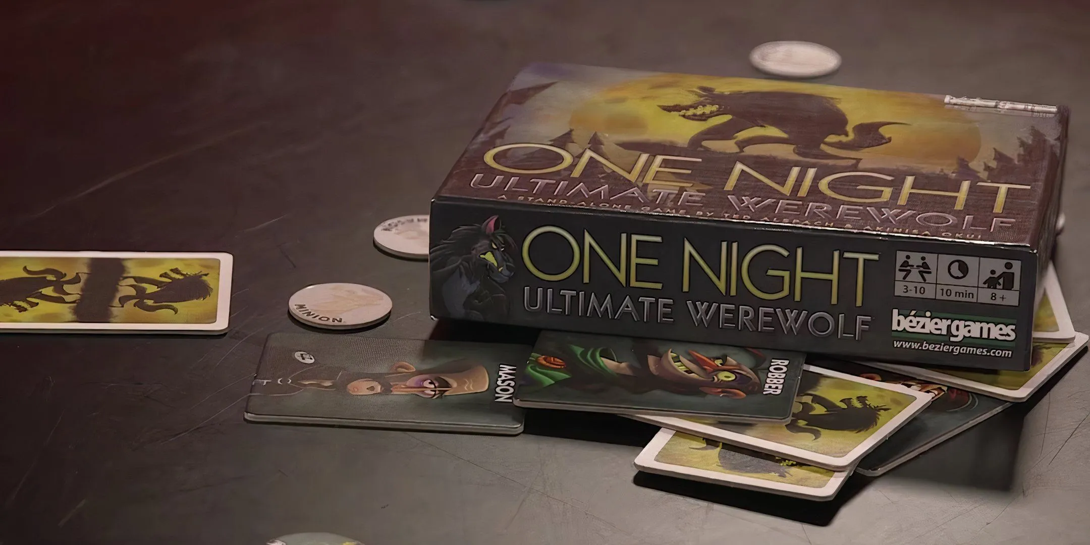 Cận cảnh các thẻ bài và nhân vật trong One Night: Ultimate Werewolf, thể hiện kịch tính của trò chơi suy luận xã hội và vai trò của ngôn ngữ trong việc định hình nhận thức.