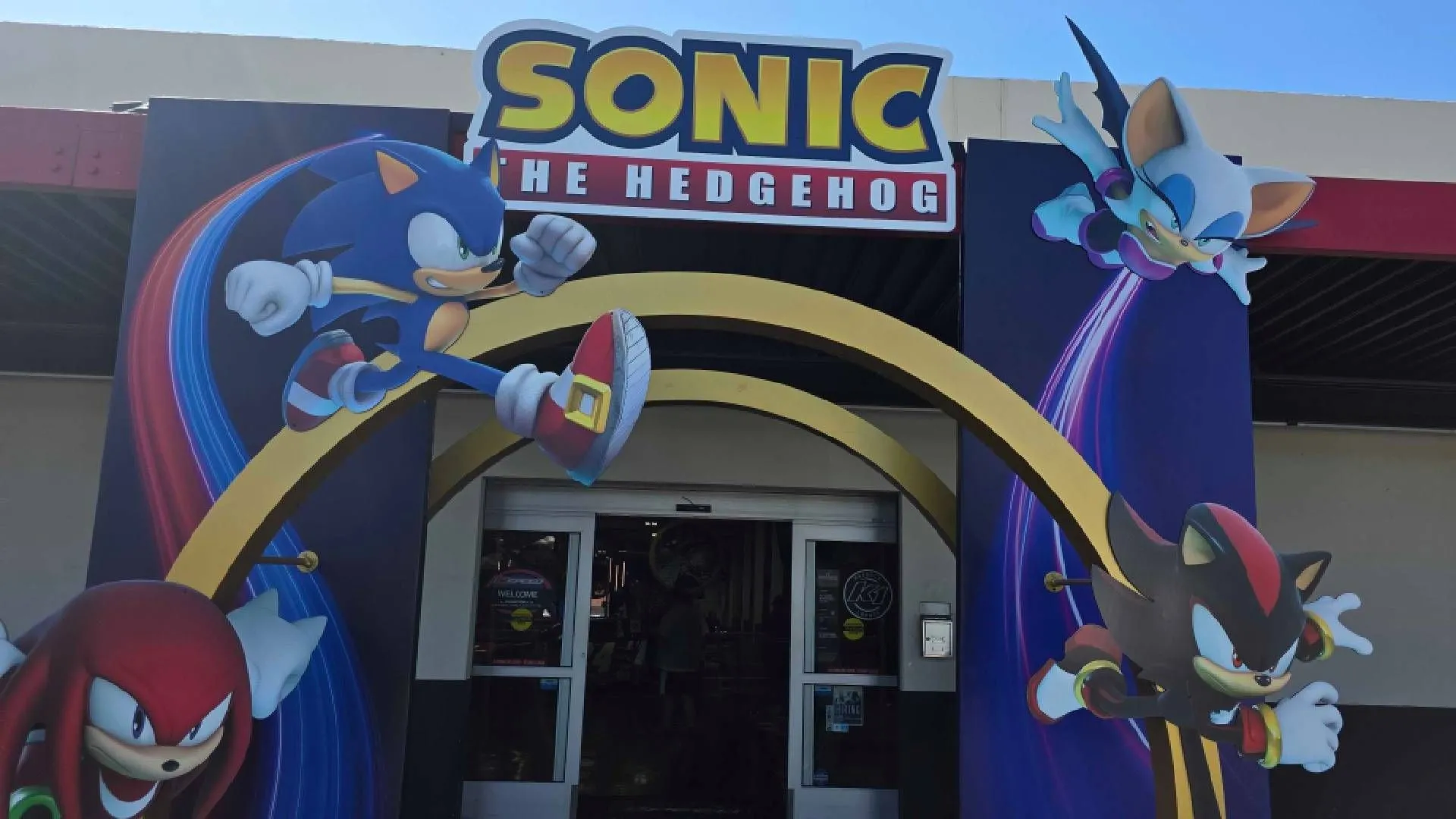 Cổng vào sự kiện Sonic Racing Crossworlds tại K1 Speed với linh vật Sonic bơm hơi khổng lồ chào đón người hâm mộ.