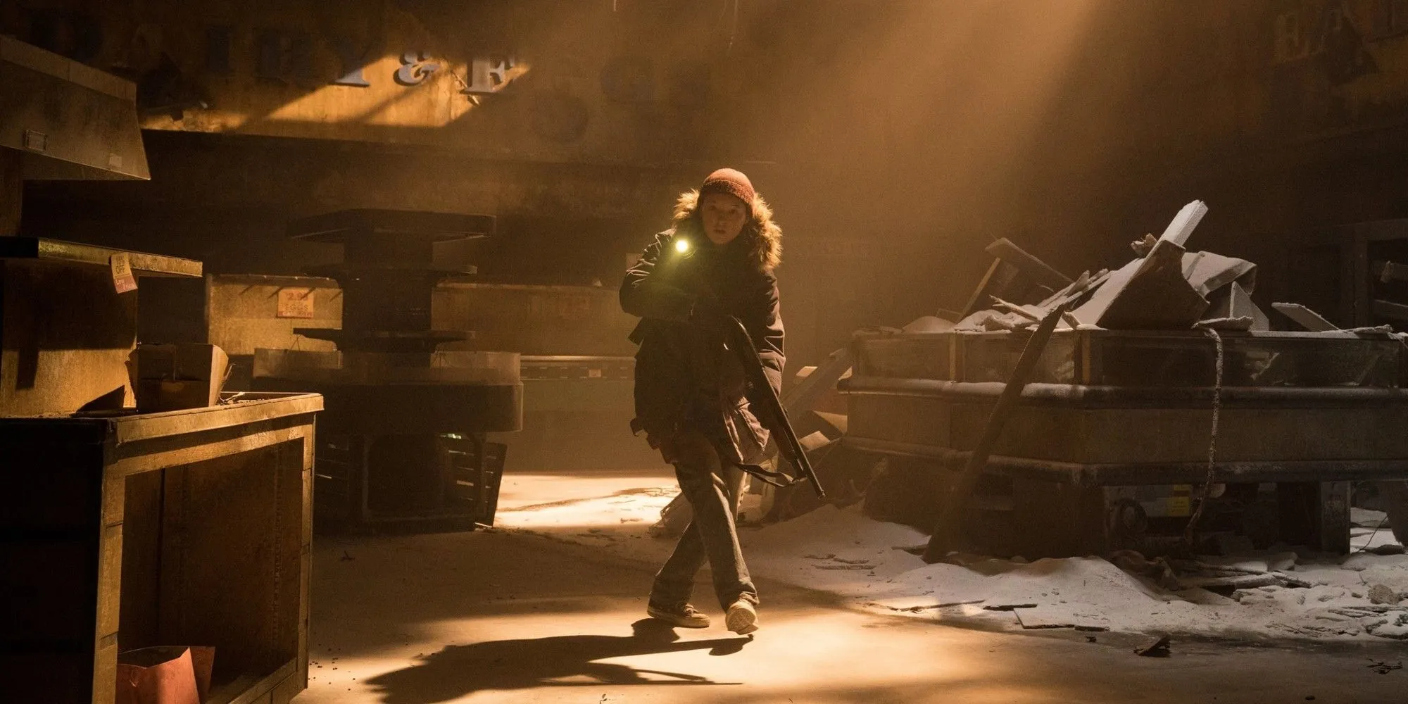 Ellie cầm súng, khám phá một tòa nhà bỏ hoang trong The Last of Us mùa 2, phản ánh hành trình tìm kiếm và đối mặt với bi kịch