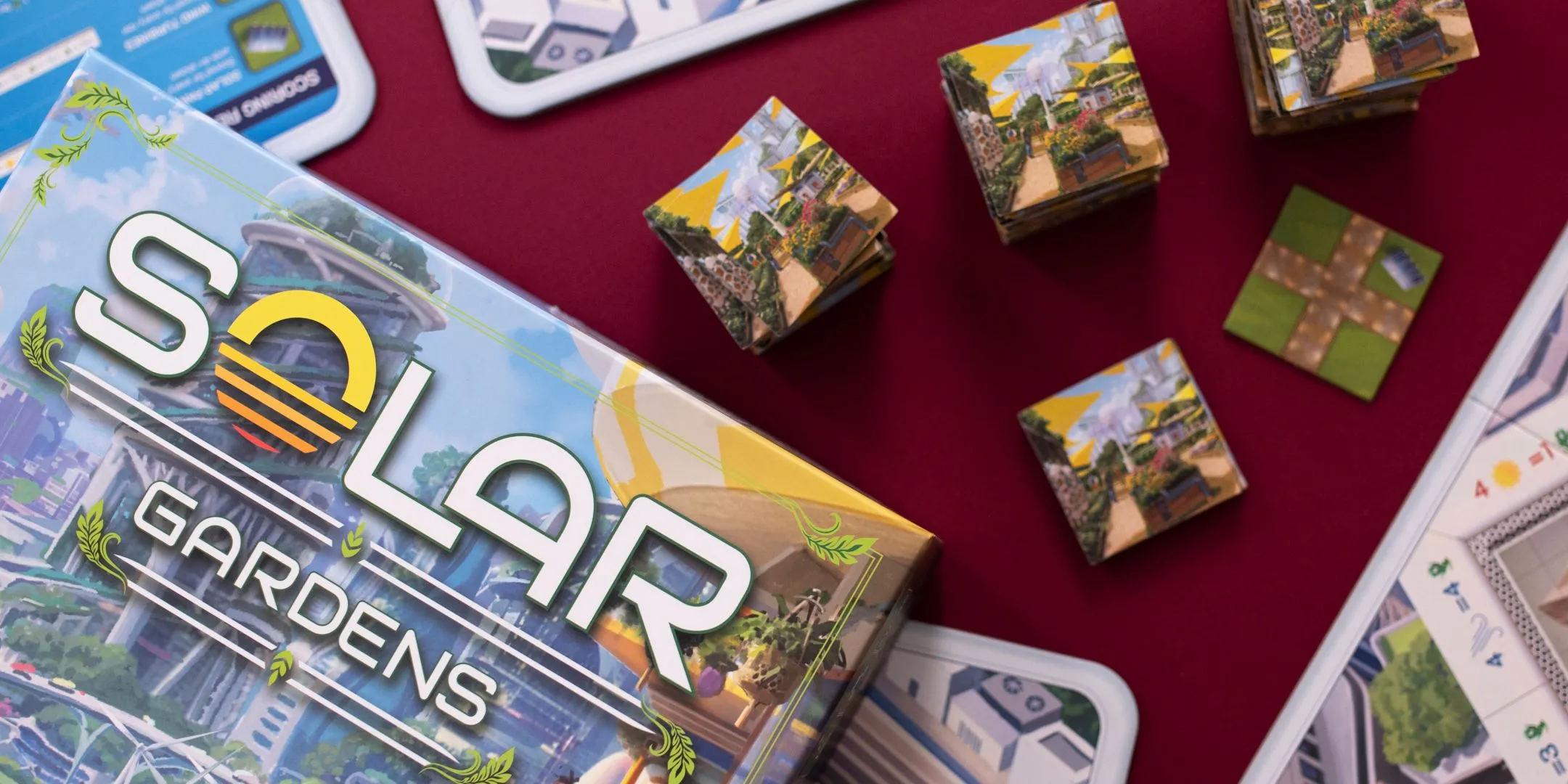 Hộp game Solar Gardens và các chồng ô gạch úp mặt, gợi mở sự bí ẩn và tiềm năng của các ô
