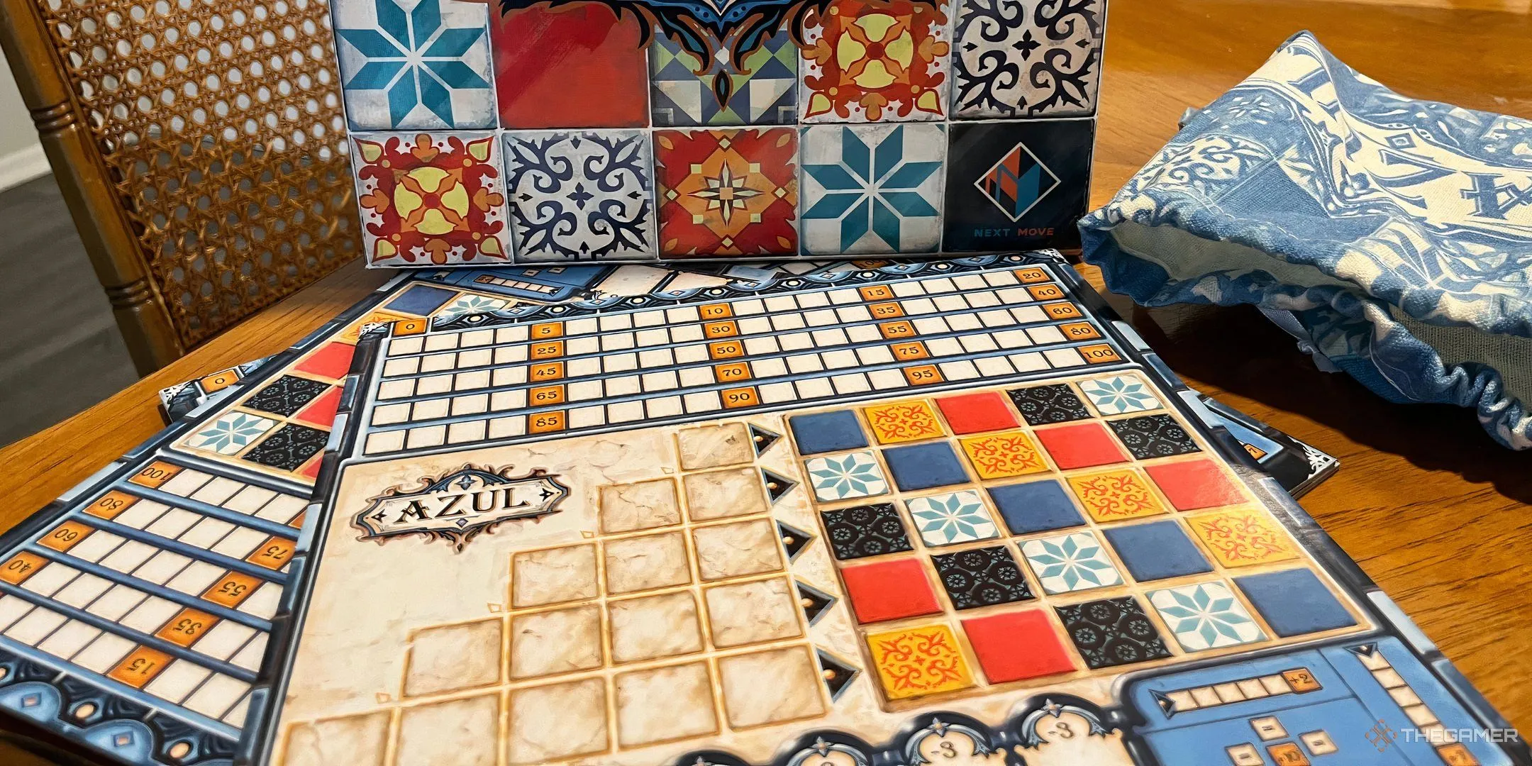 Hộp game và bàn chơi game Azul với những viên gạch màu sắc