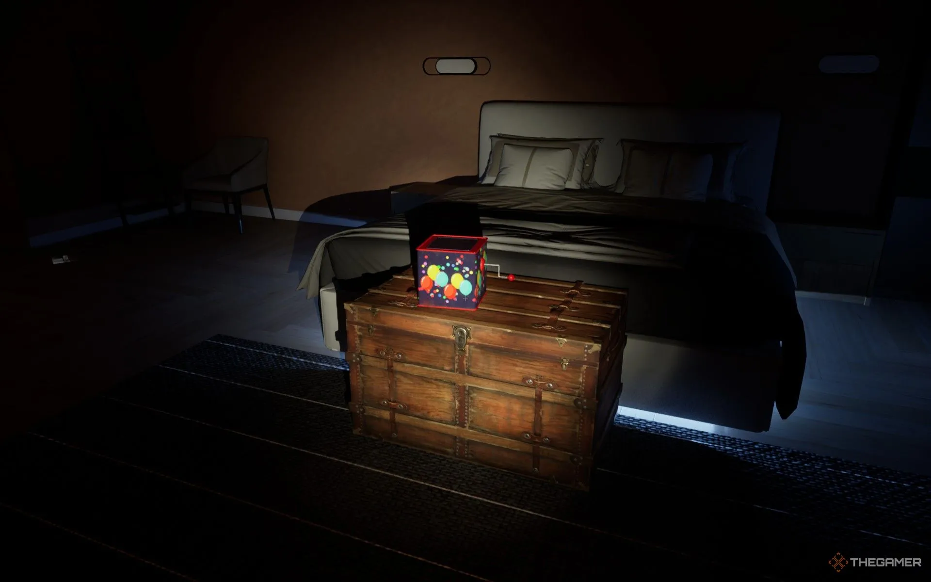 Jack-in-the-box đầy màu sắc đặt trên ghế đẩu trong phòng ngủ Khiên của Dead Take, ẩn chứa bí mật và gợi lên nỗi sợ hãi từ ký ức tuổi thơ.