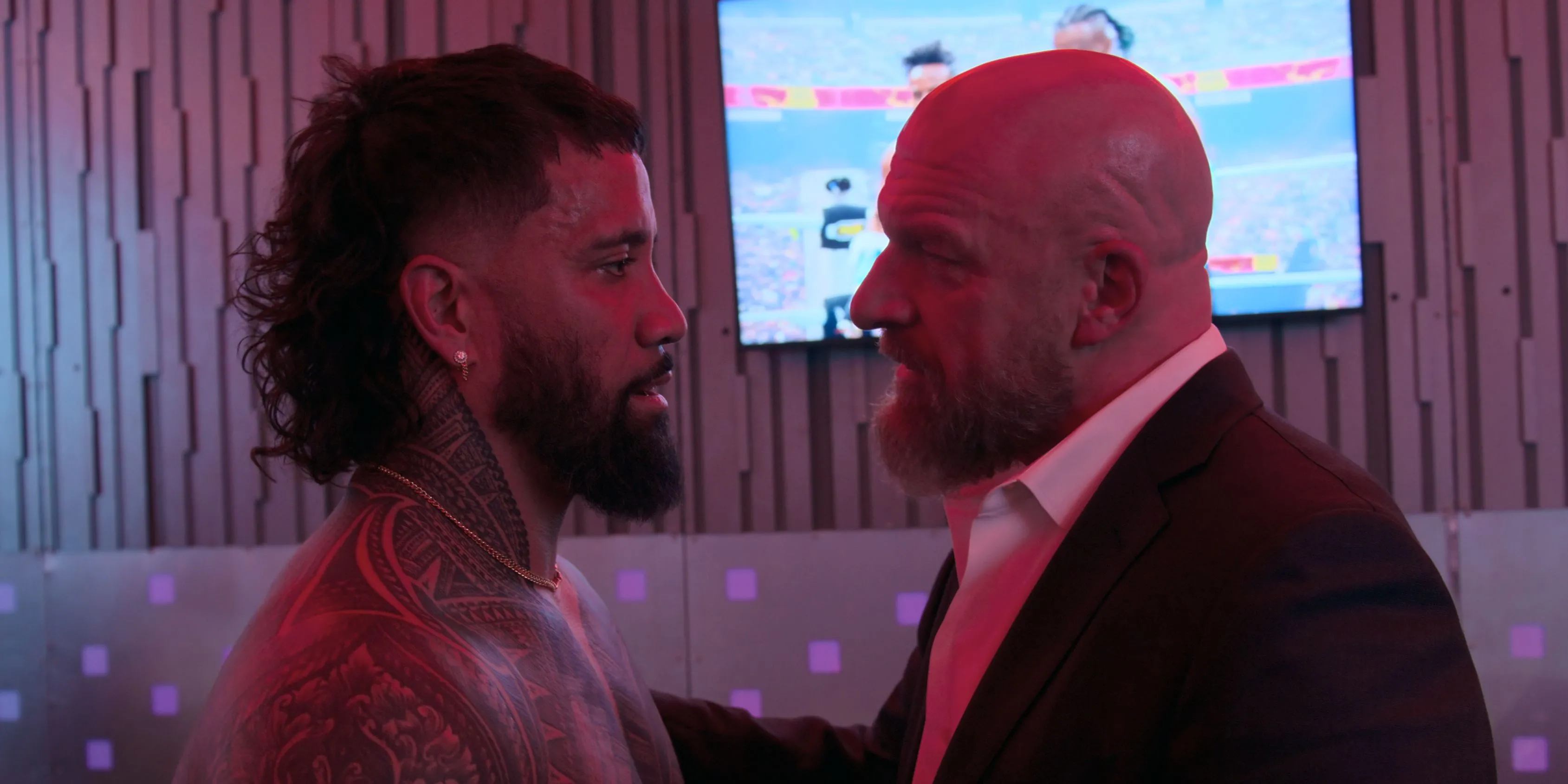 Jey Uso và Triple H đối thoại trong hậu trường WWE Unreal, thể hiện sự định hình các ngôi sao mới