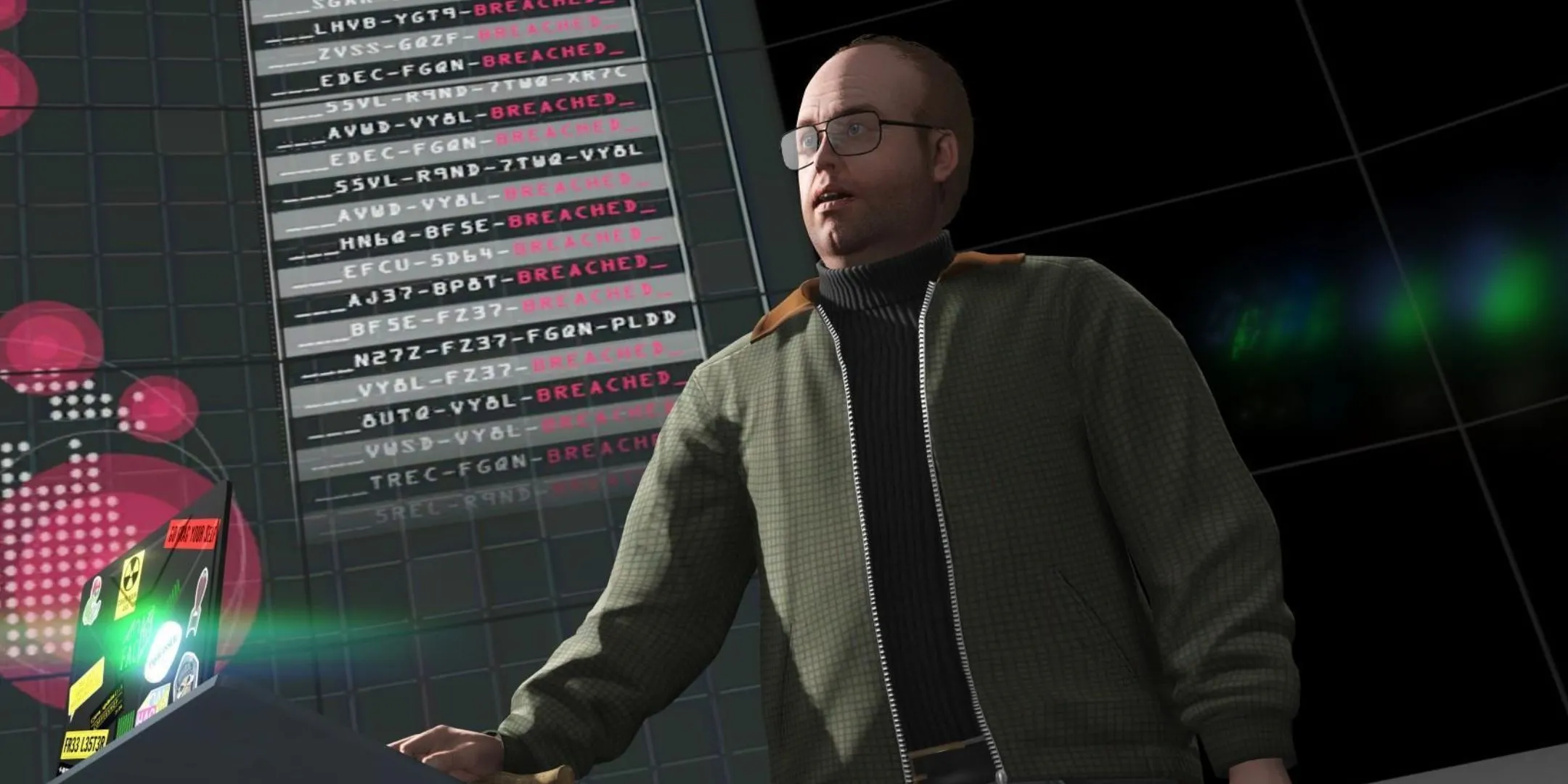 Lester Crest, nhân vật chủ chốt trong Grand Theft Auto Online, đang làm việc trước màn hình lớn, biểu trưng cho sự giám sát và kiểm soát dữ liệu trong không gian số.