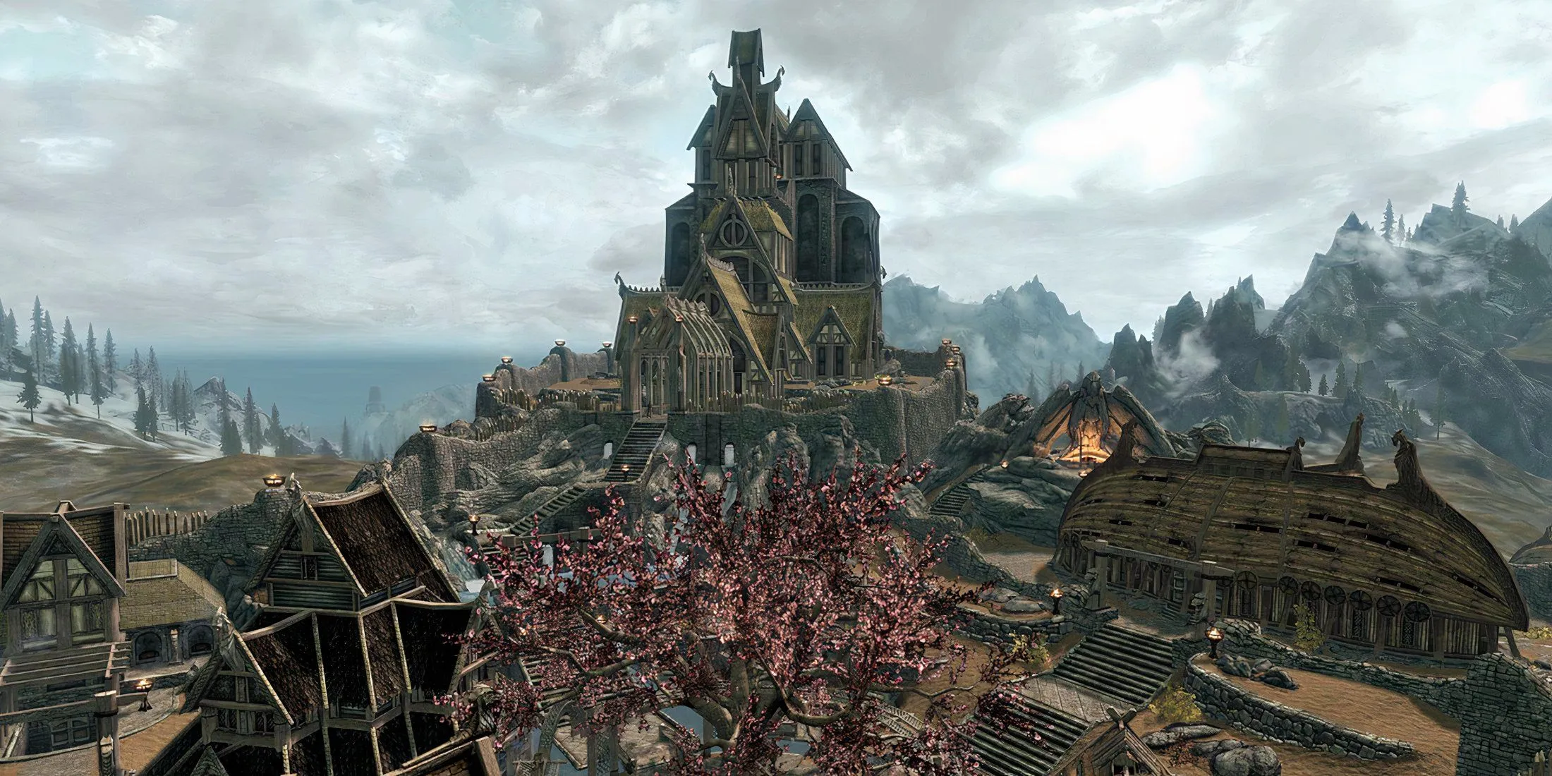 Người chơi nhìn ra Khu Mây của Whiterun từ trên cao, cảnh quan hùng vĩ và quen thuộc của Skyrim.