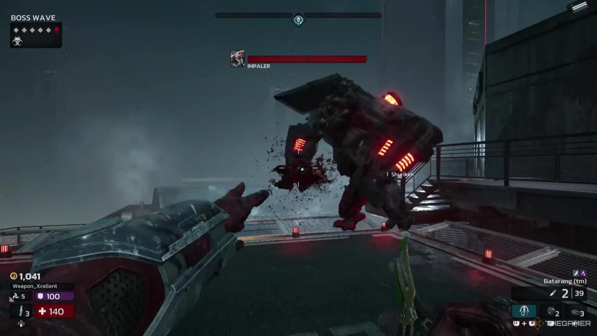 Nhân vật ném Shuriken vào Impaler, một con boss trong Killing Floor 3, cho thấy trận đấu boss diễn ra.