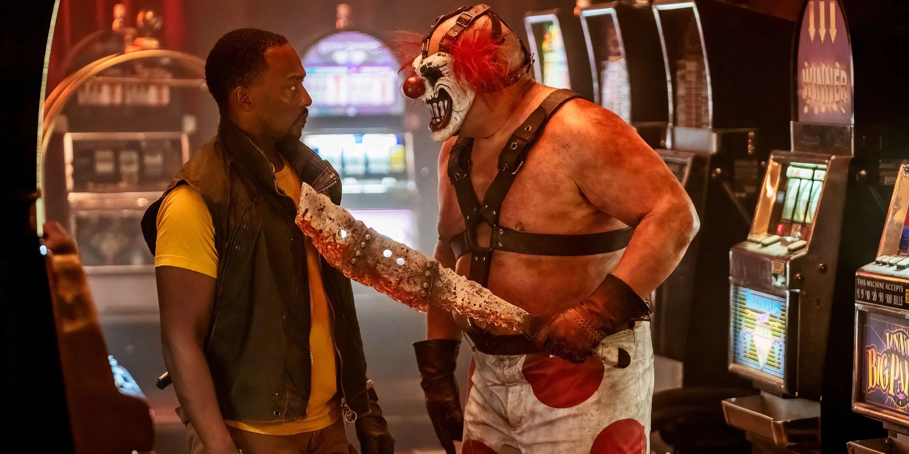 Sweet Tooth dí mã tấu đẫm máu vào ngực John Doe, thể hiện sự điên loạn trong vũ trụ Twisted Metal.