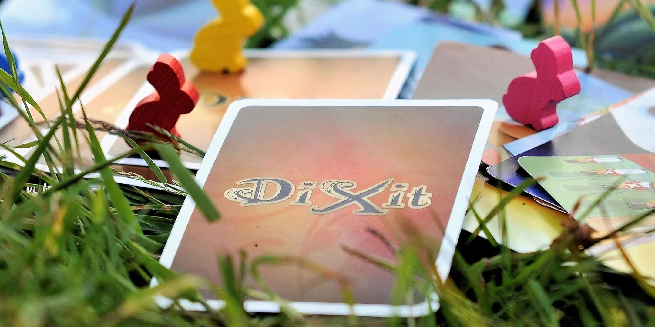 Thẻ bài nghệ thuật trong Dixit, minh họa tiềm năng kể chuyện qua hình ảnh và quá trình giải mã ý nghĩa ẩn dụ trong giao tiếp.