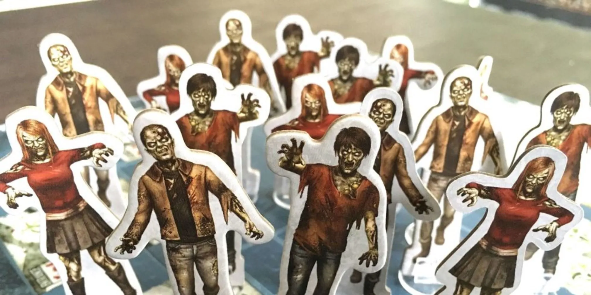 Token zombie và các vật phẩm chiến lược trong Dead of Winter, tượng trưng cho những lựa chọn khó khăn về đạo đức và sinh tồn