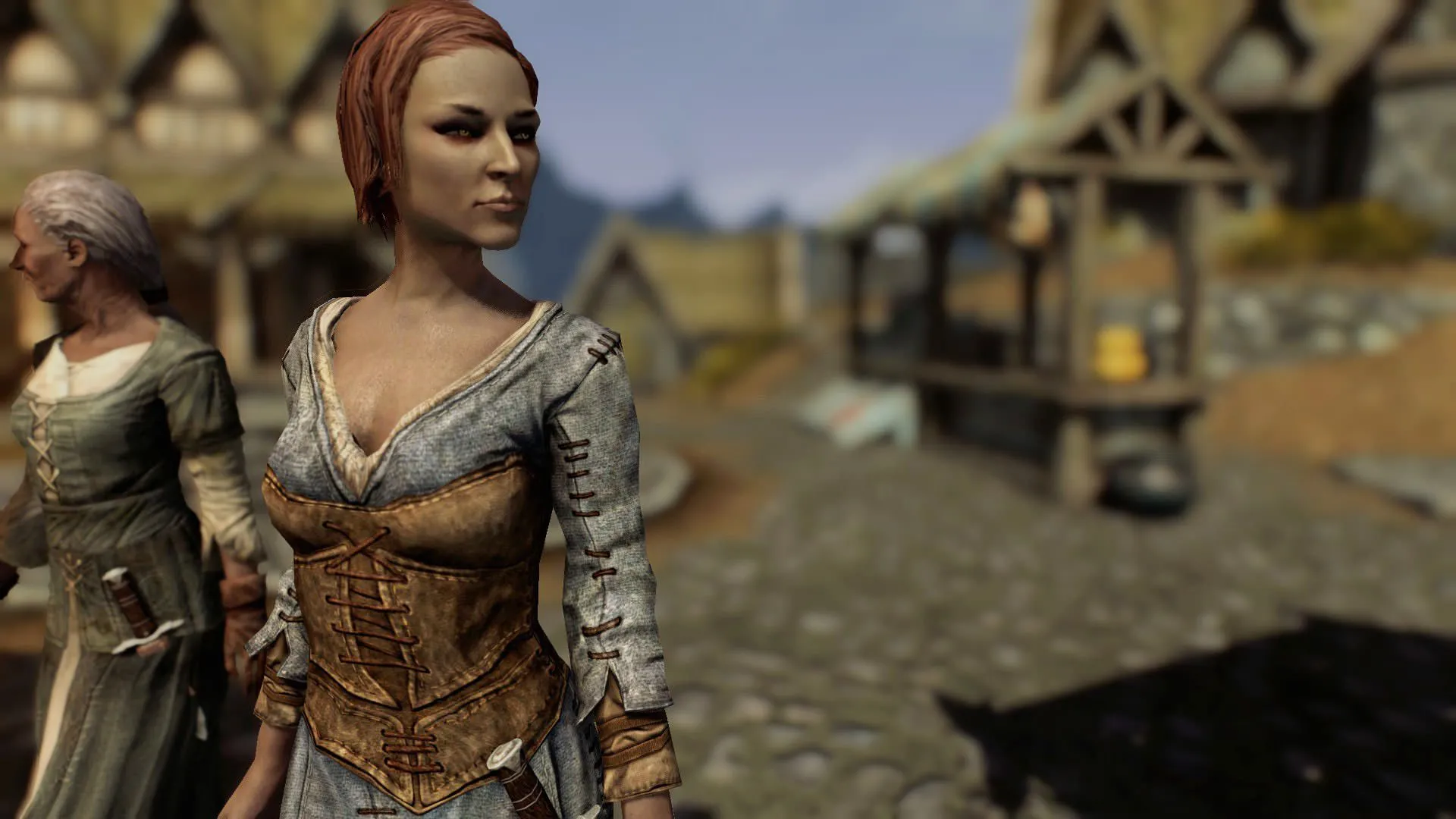 Ysolda, một phụ nữ mặc váy xanh giản dị, đang đi dạo và xem hàng tại chợ ban ngày ở Whiterun, Skyrim.