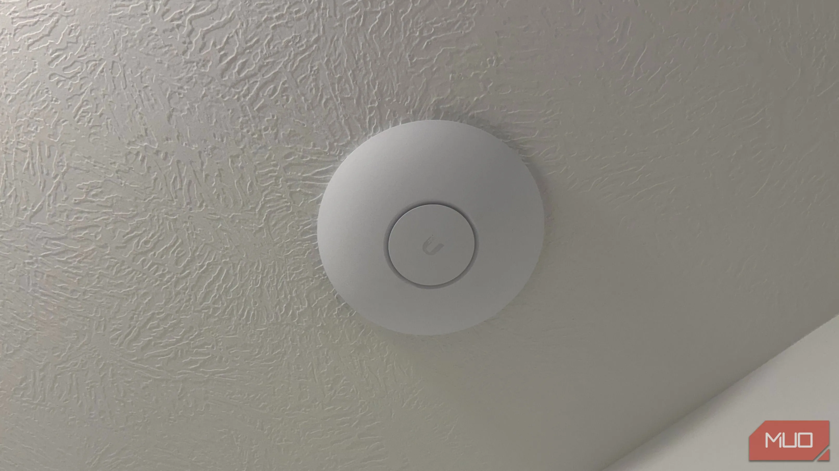 Access point Ubiquiti gắn trần, dễ gây chồng phủ vùng sóng nếu không cấu hình kênh hợp lý