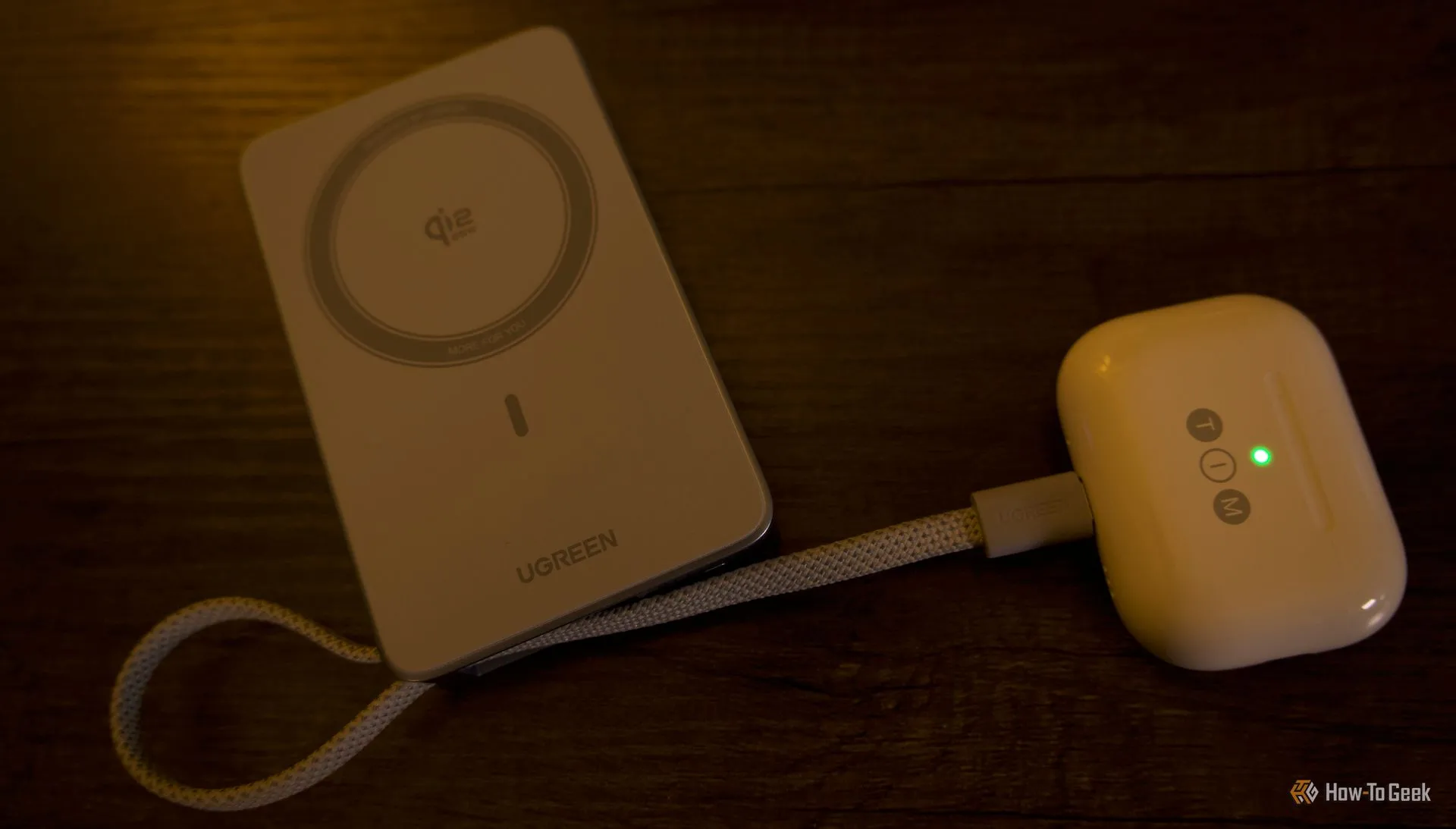 AirPods Pro cắm vào pin dự phòng Ugreen MagFlow 10000mAh 25W trên bàn