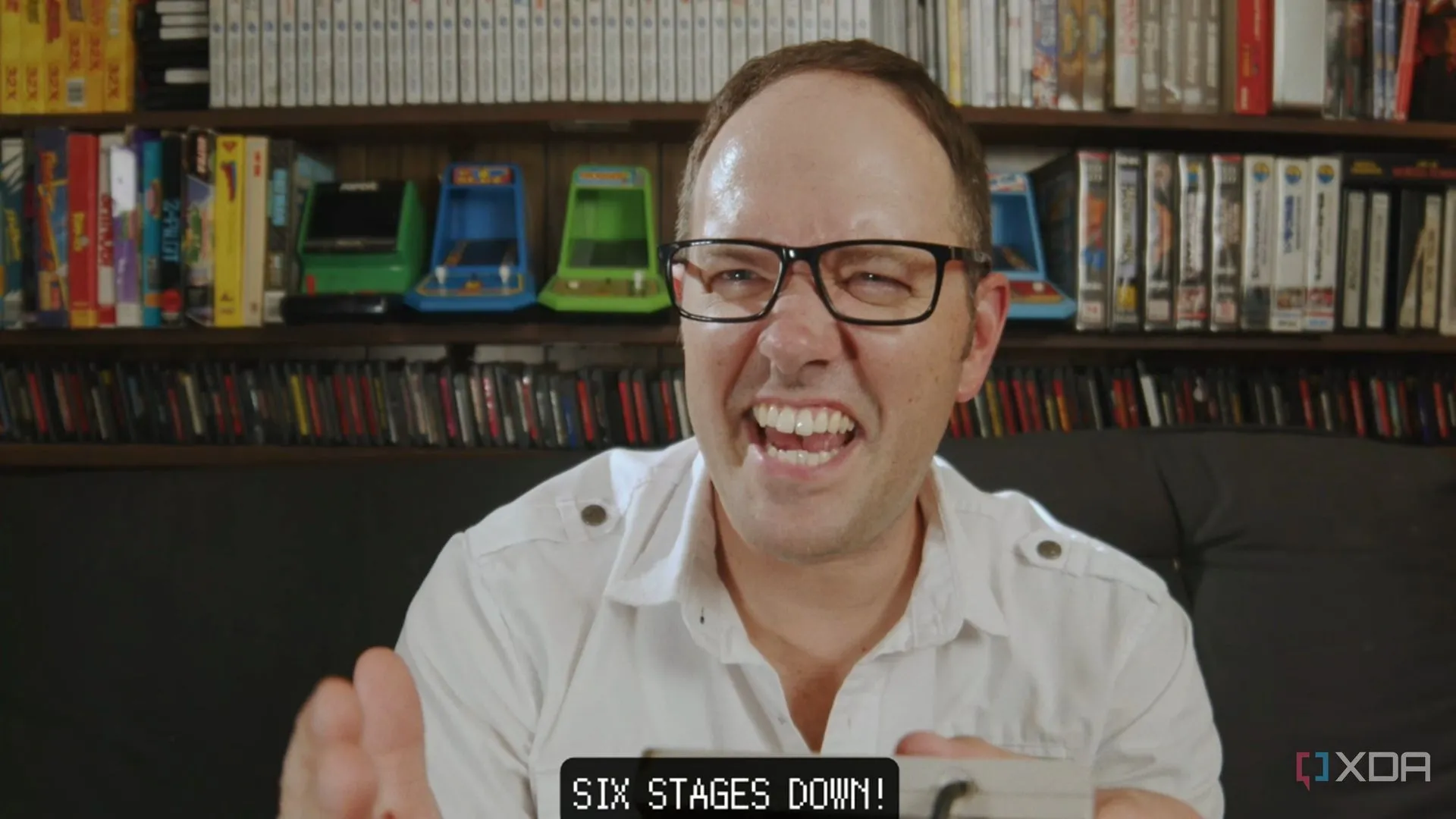 Ảnh cảnh cutscene FMV phong cách retro trong Angry Video Game Nerd 8-Bit, kết hợp video thực và pixel art