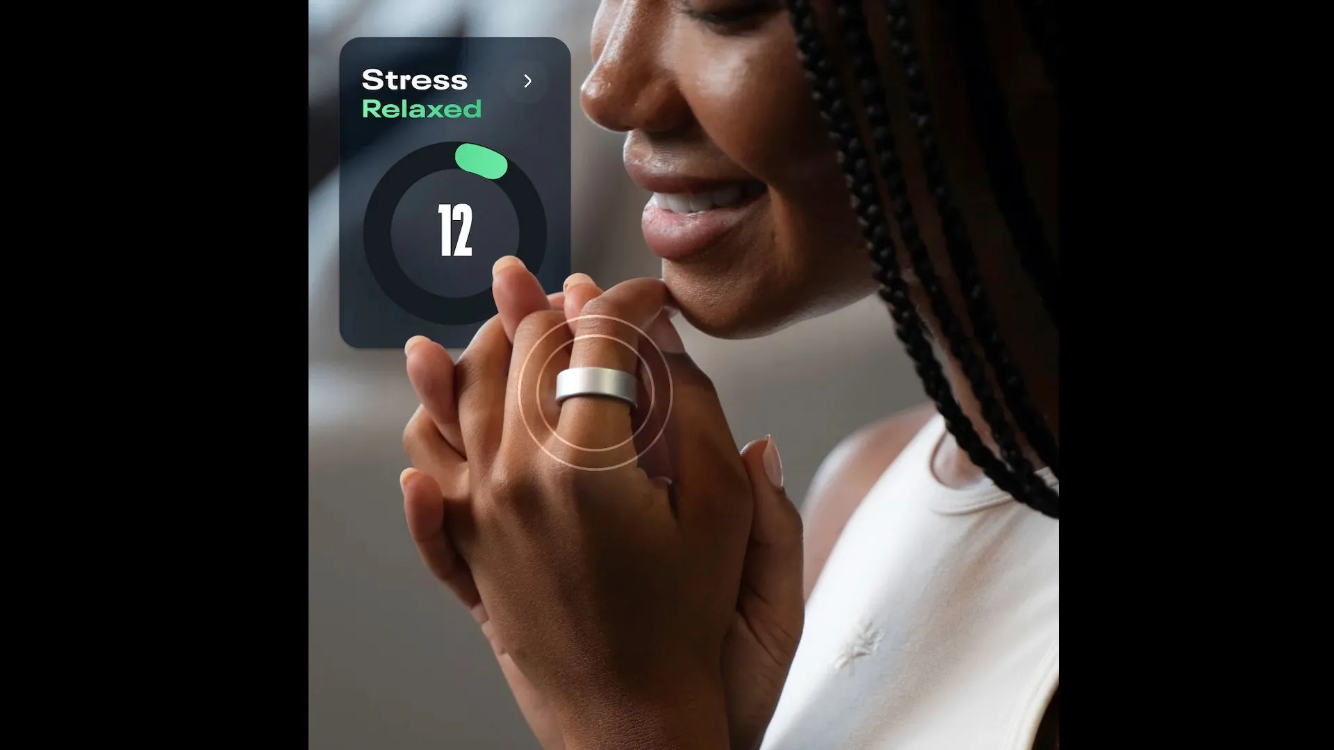 Ảnh quảng bá Reebok Smart Ring thể hiện biểu đồ căng thẳng và nhịp tim trên ứng dụng