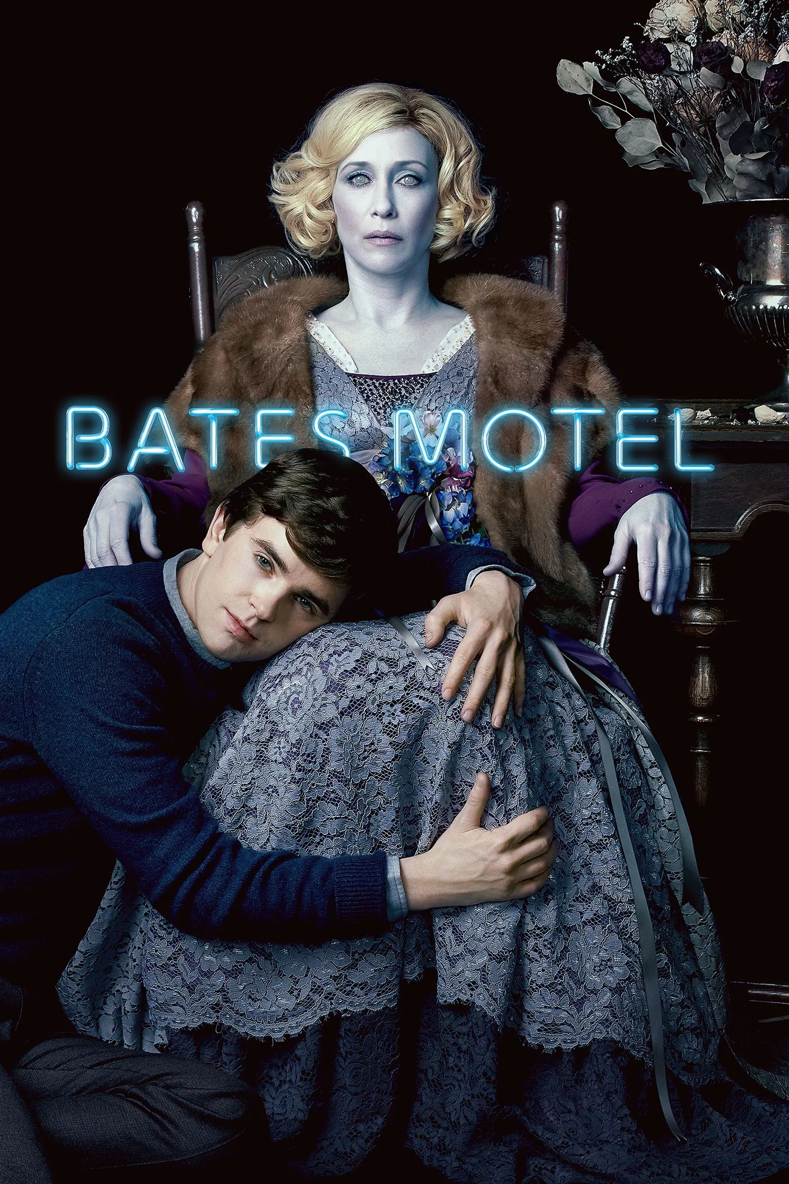 Áp phích Bates Motel tông u ám, phản chiếu mối quan hệ mẹ-con