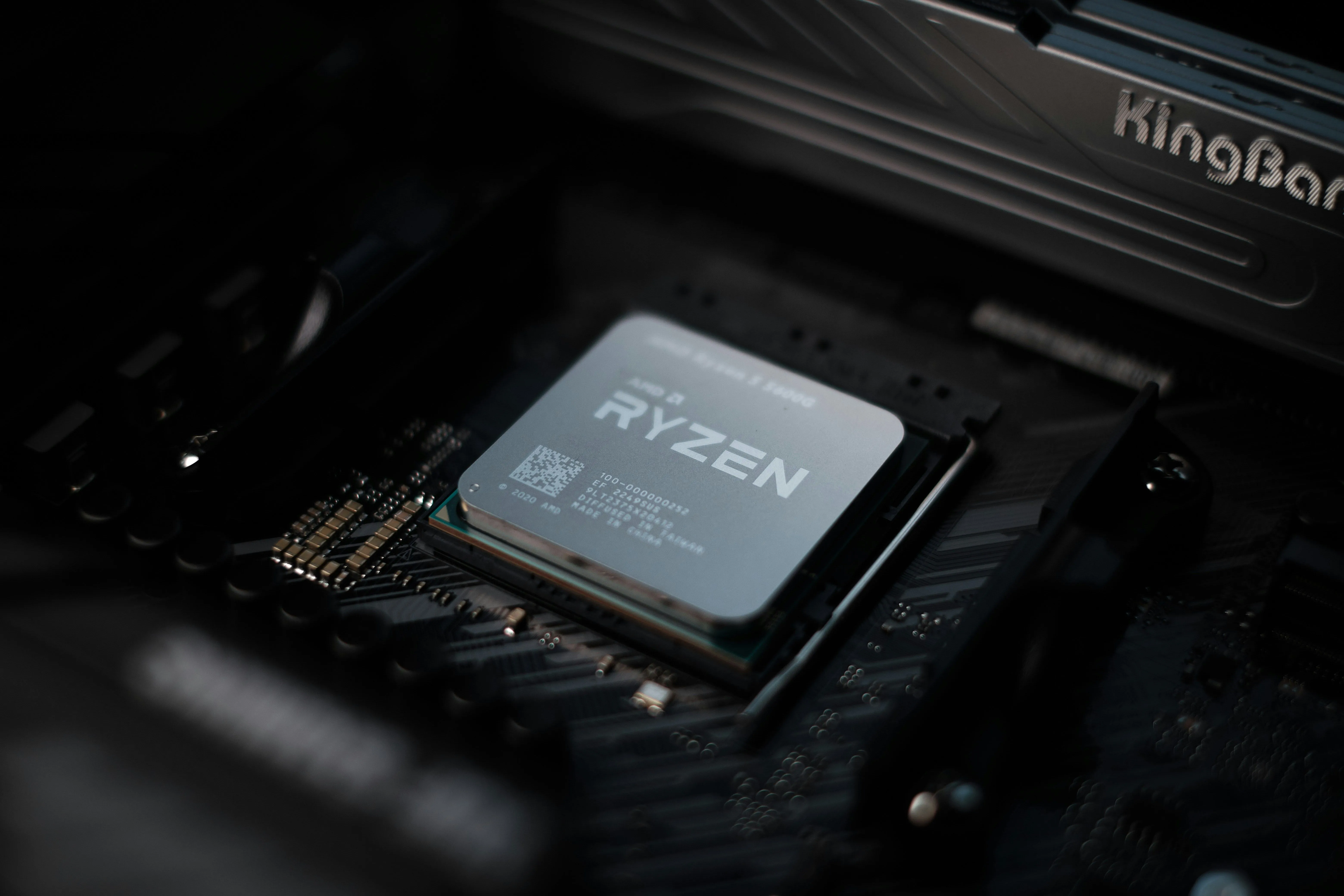 Bàn tay lắp đặt vi xử lý Ryzen 7 5700X lên bo mạch chủ B550, minh họa tính tương thích và hiệu năng tối ưu trên nền AM4.