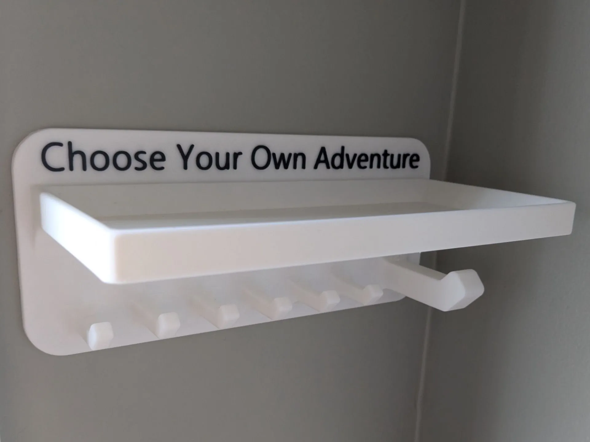 Bảng móc treo dây dắt chó kiểu &quot;Choose your own adventure&quot; màu trắng, gắn tường gọn gàng