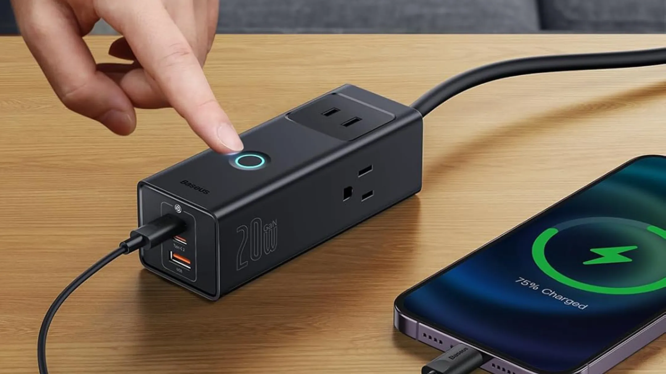 Baseus Power Strip nối với điện thoại, minh họa công suất sạc và tính di động