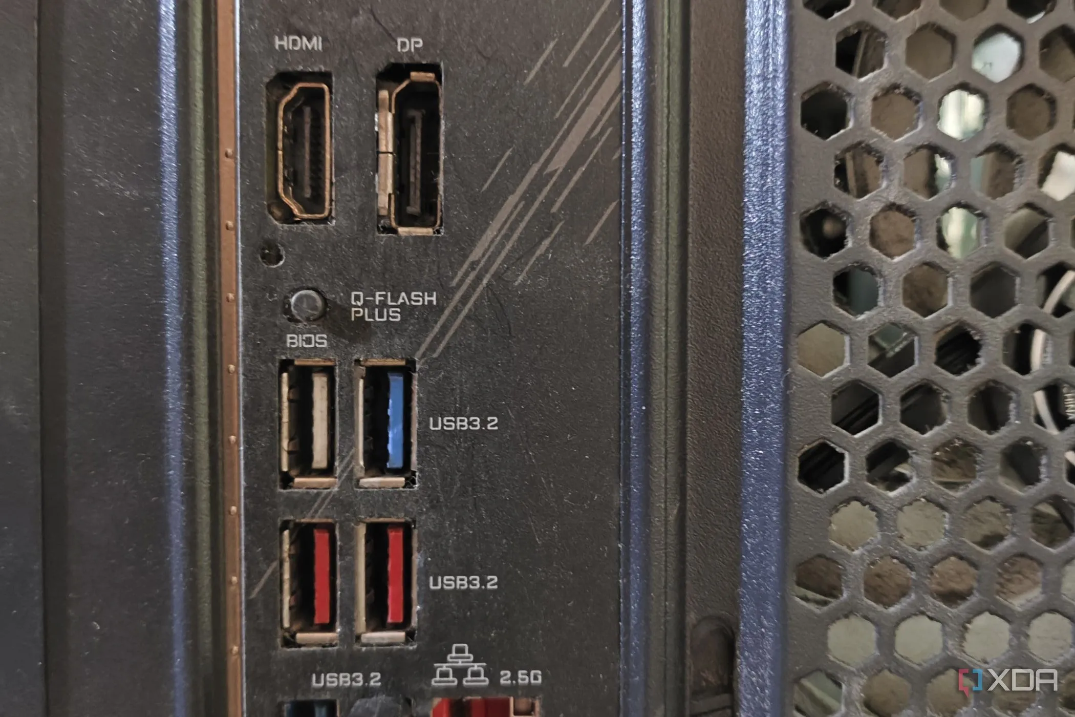 Bo mạch Gigabyte với nút BIOS Flashback được làm nổi bật