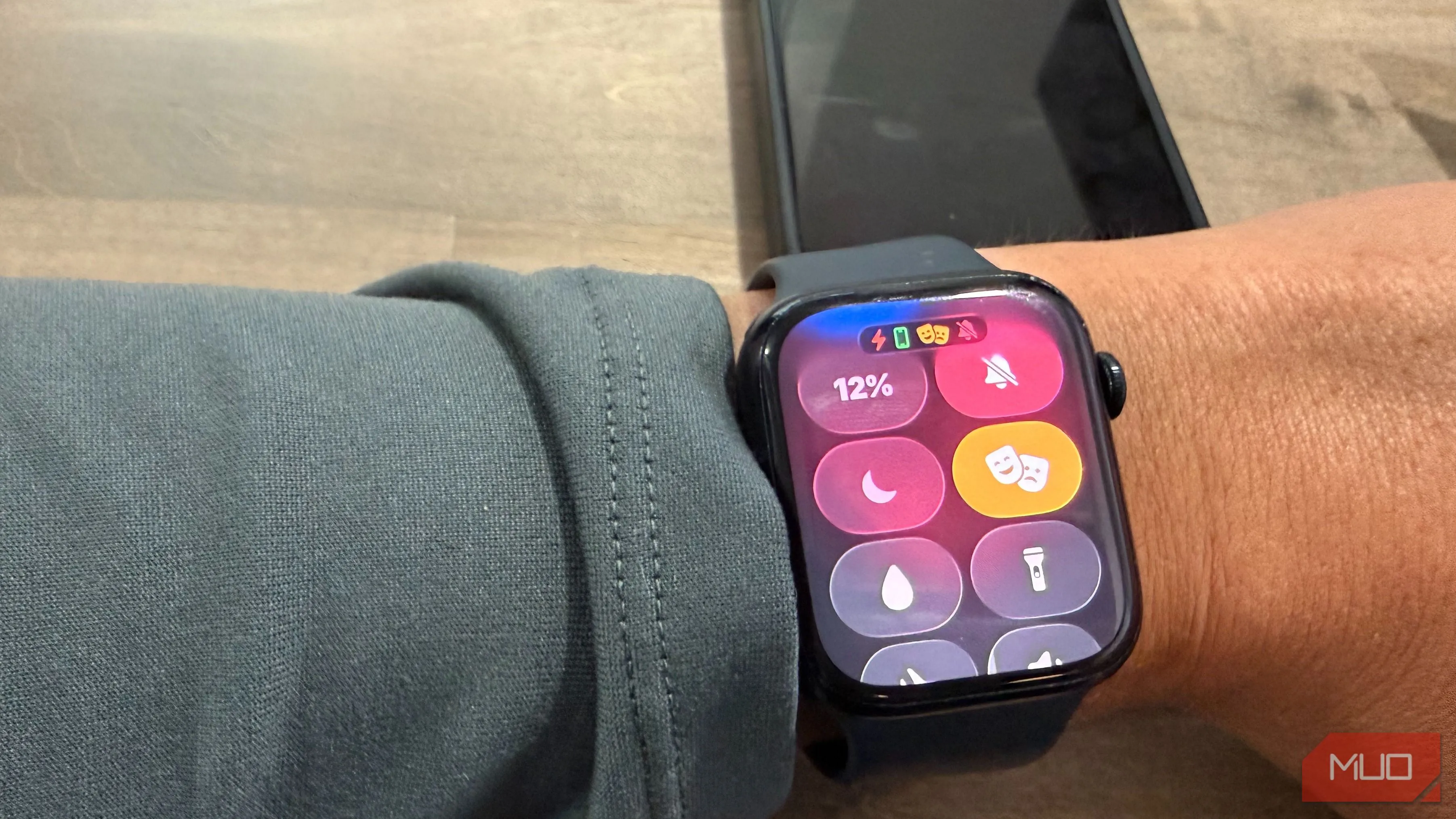 Chế độ Theater Mode trên Apple Watch Series 7 giữ màn hình tắt và im lặng