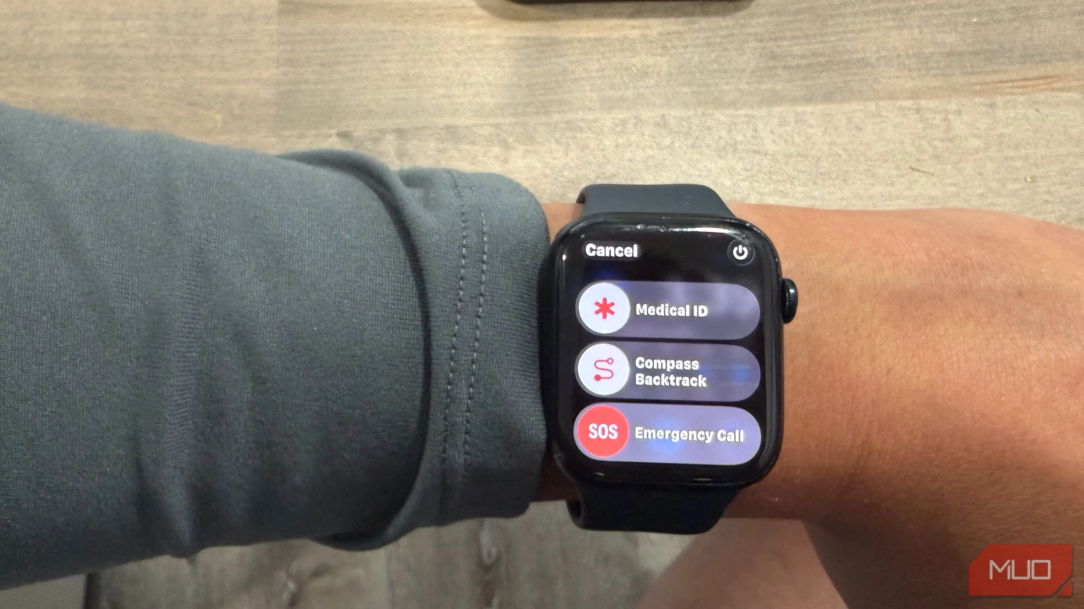 Cuộc gọi khẩn cấp Emergency SOS trên Apple Watch Series 7