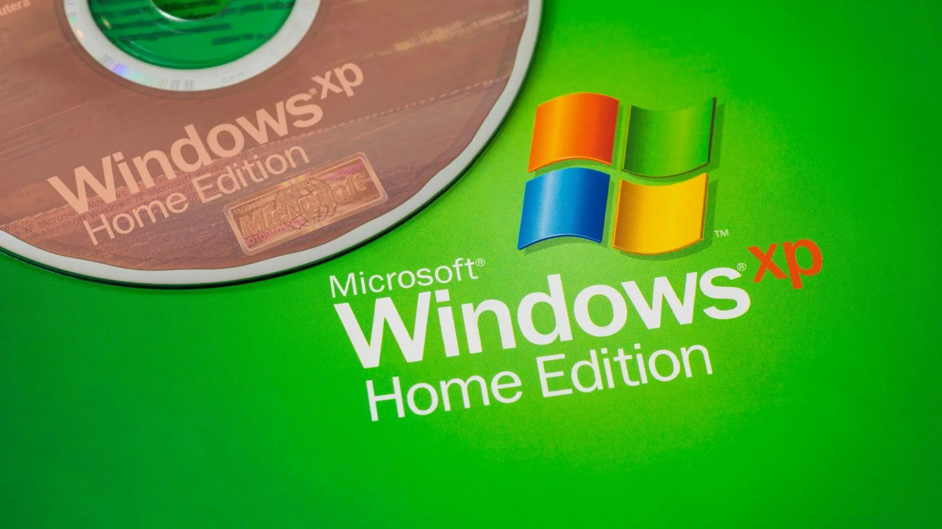 Đĩa Windows XP đặt cạnh logo Windows XP