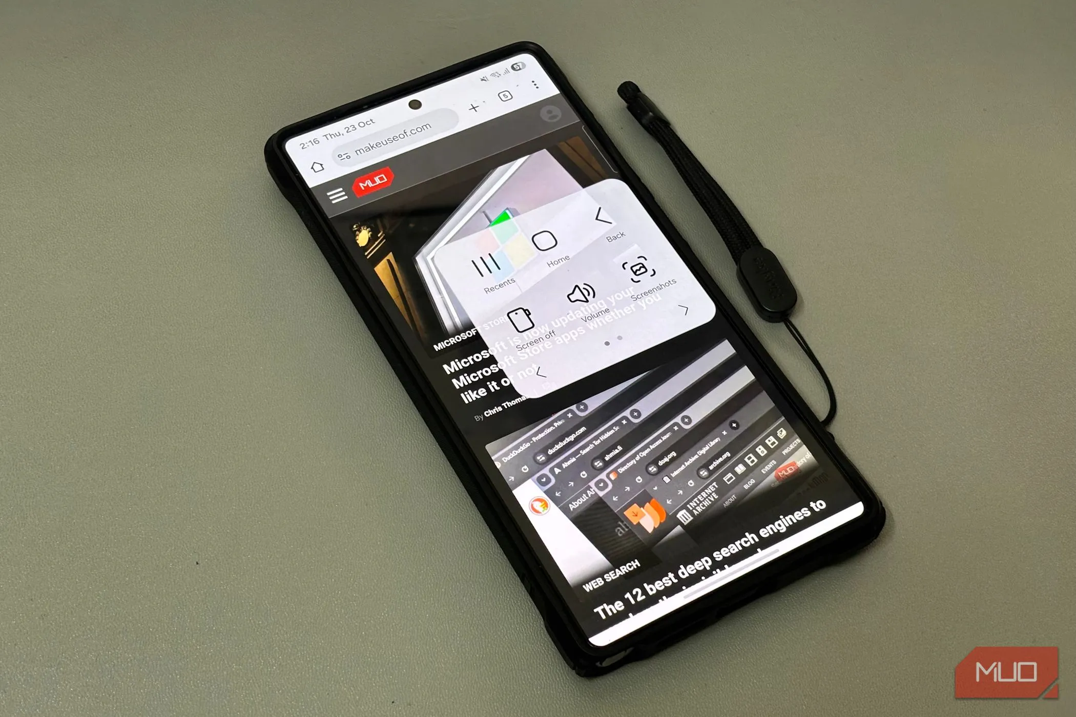 Điện thoại Samsung hiển thị Assistant menu với tuỳ chọn chụp màn hình