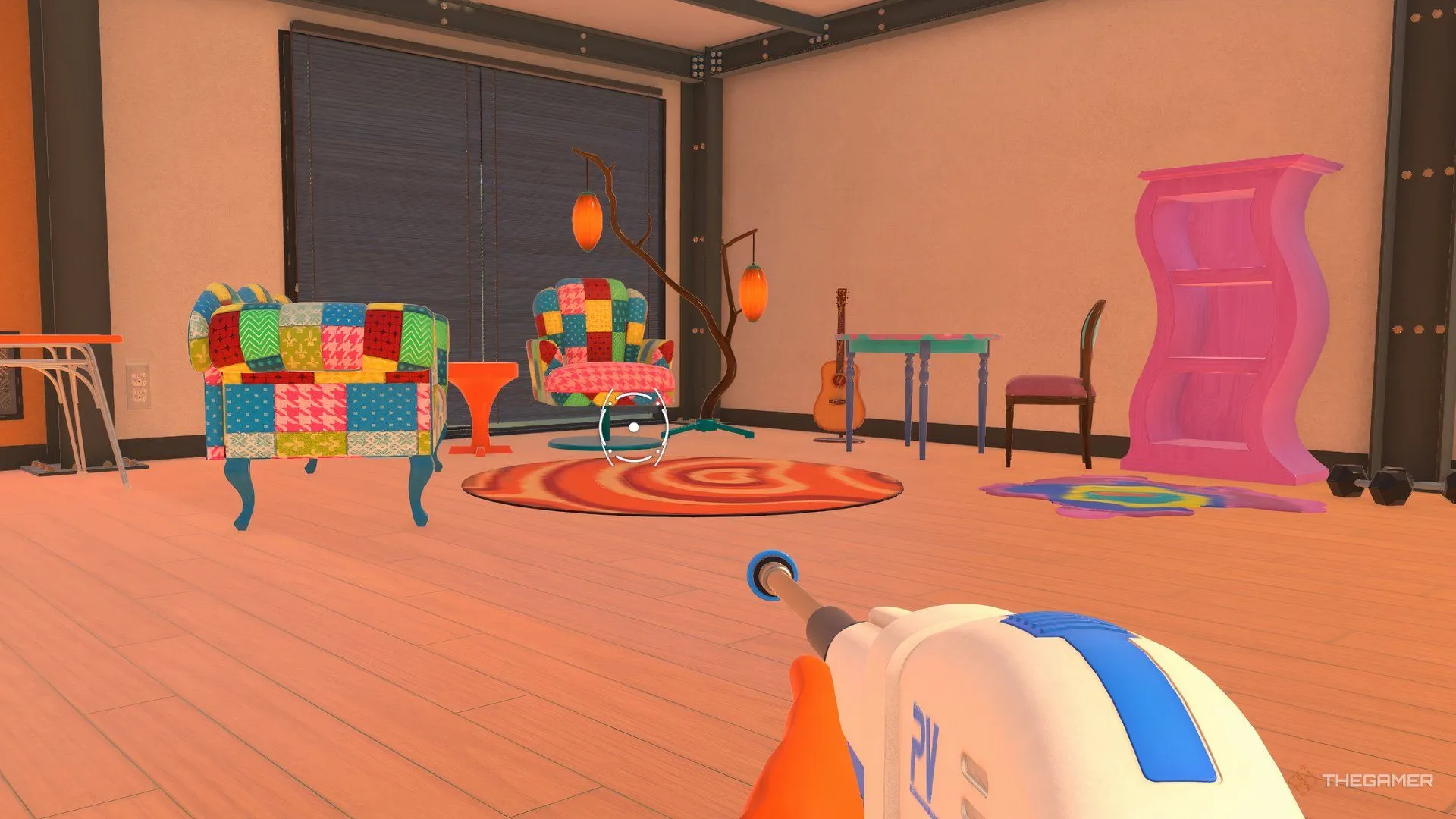 Đồ nội thất vui nhộn trưng bày trong home base PowerWash Simulator 2