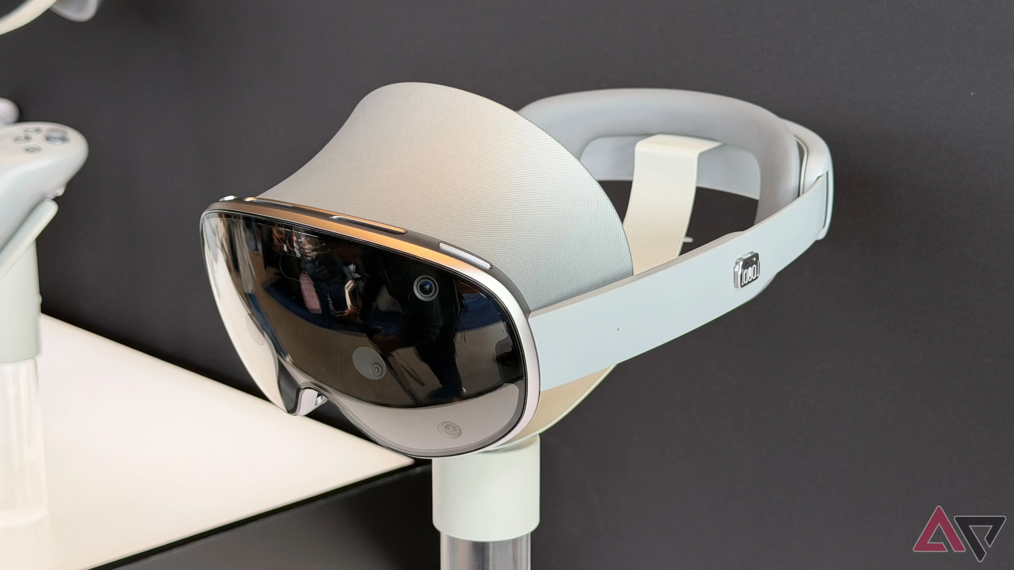 Galaxy XR đặt trên giá trưng bày, tôn vinh thiết kế đầu tiên của dòng Android XR