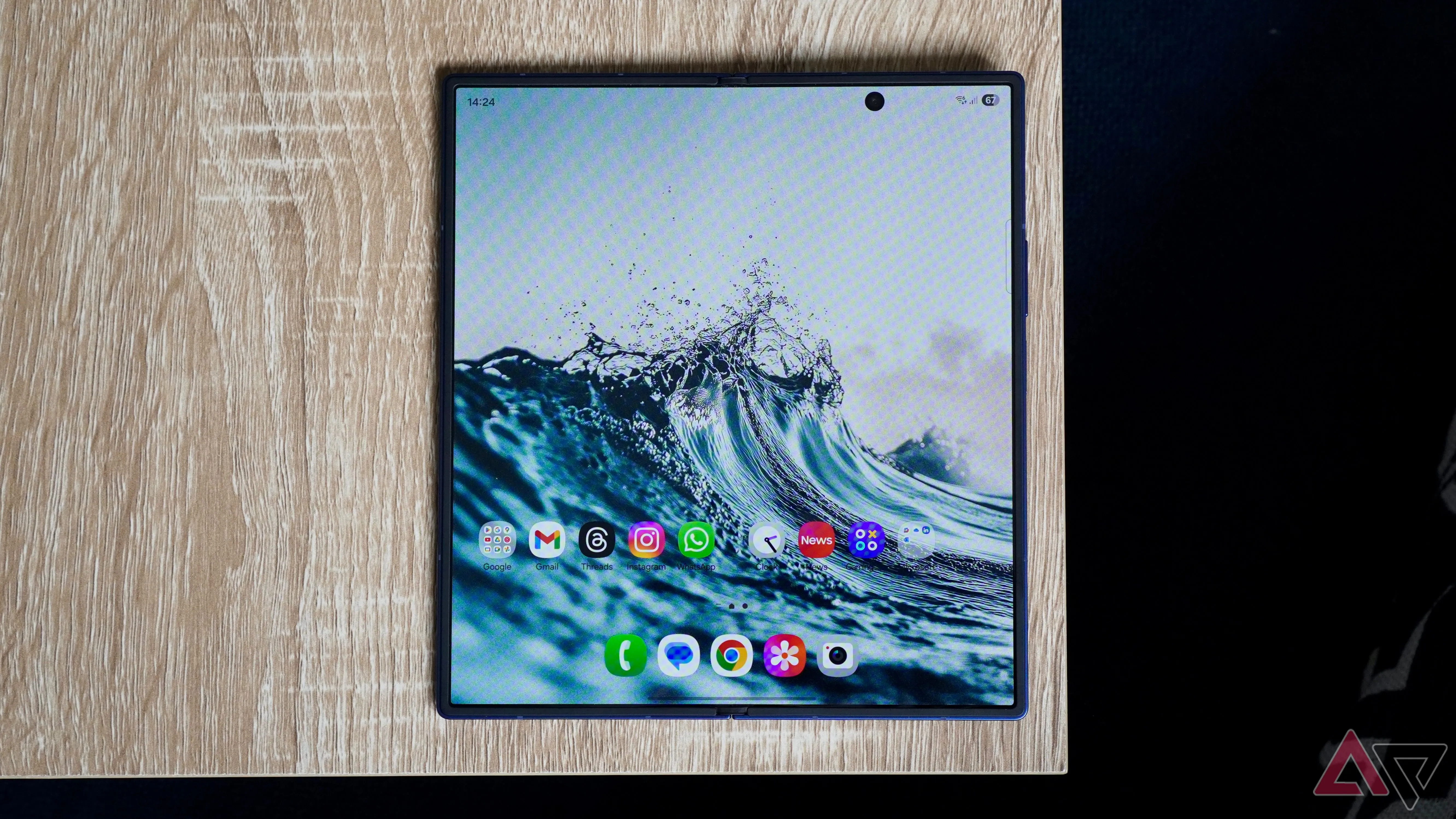 Galaxy Z Fold 7 mở trên bàn gỗ nâu