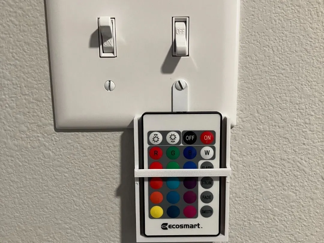 Giá treo điều khiển gắn lên mặt công tắc, giúp cất giữ điều khiển LED dễ tìm