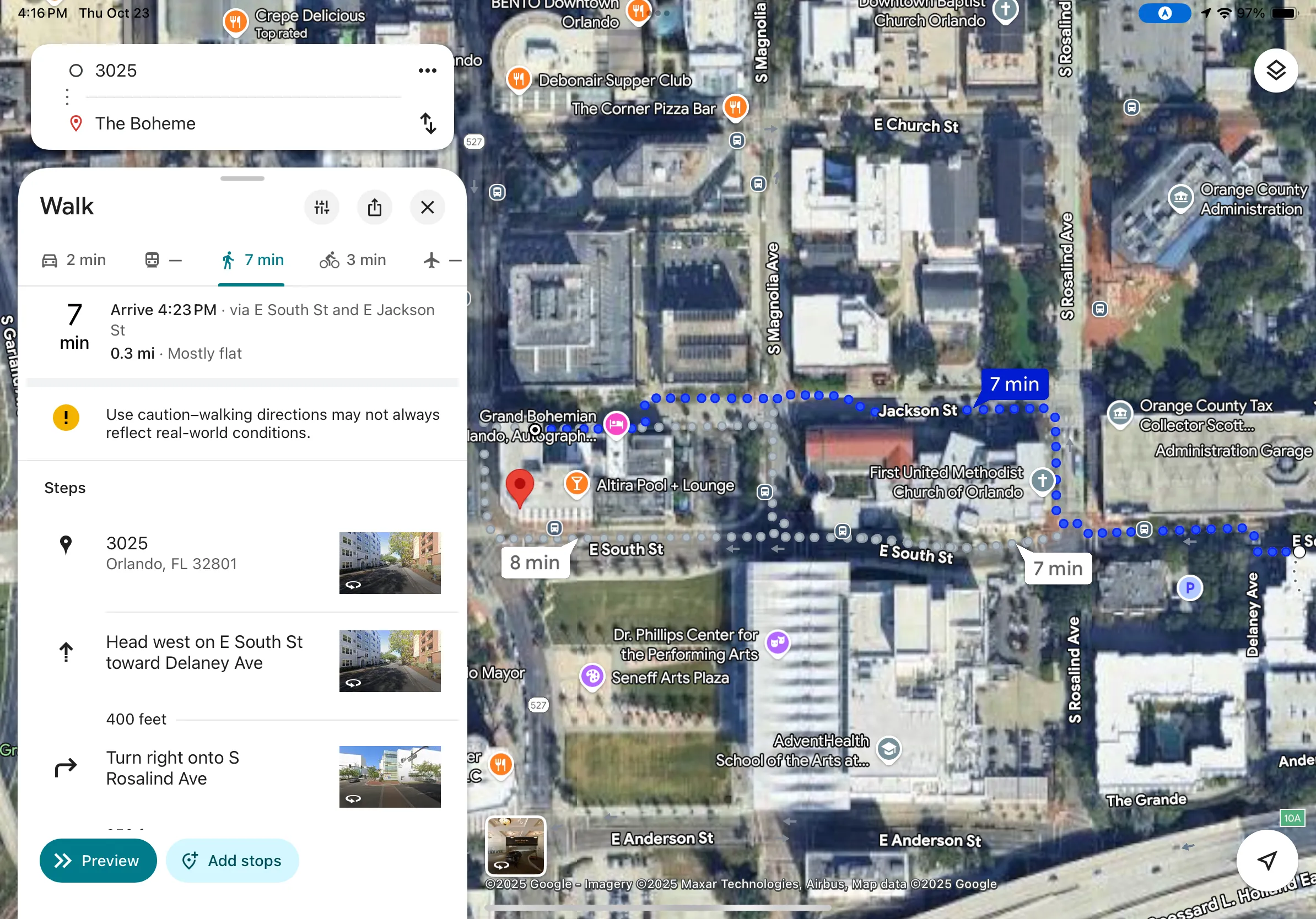 Giao diện chỉ dẫn đi bộ của Google Maps trên iPad, minh họa tính năng định vị cho người đi bộ và du lịch.