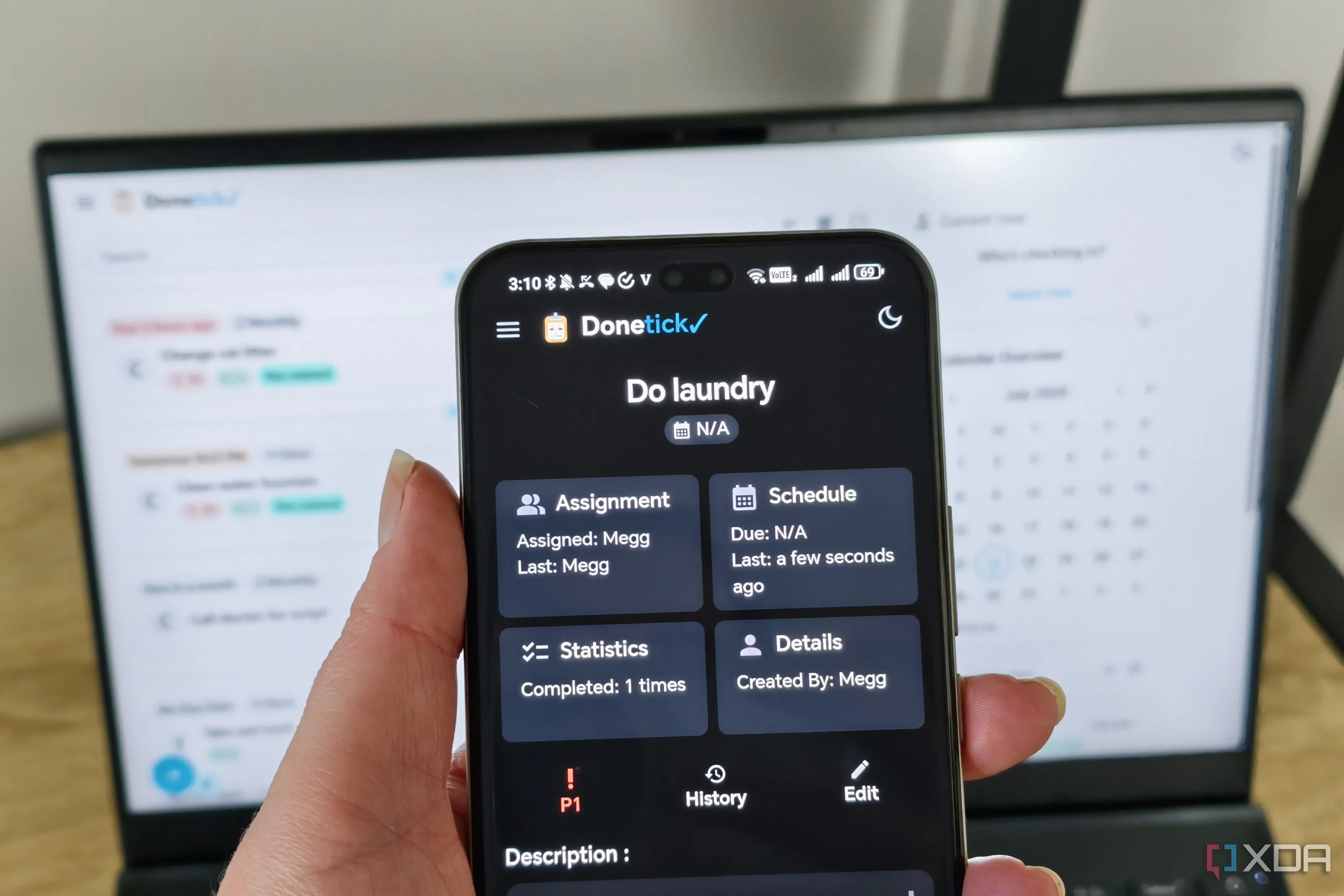 Giao diện Donetick trên điện thoại với laptop ở nền