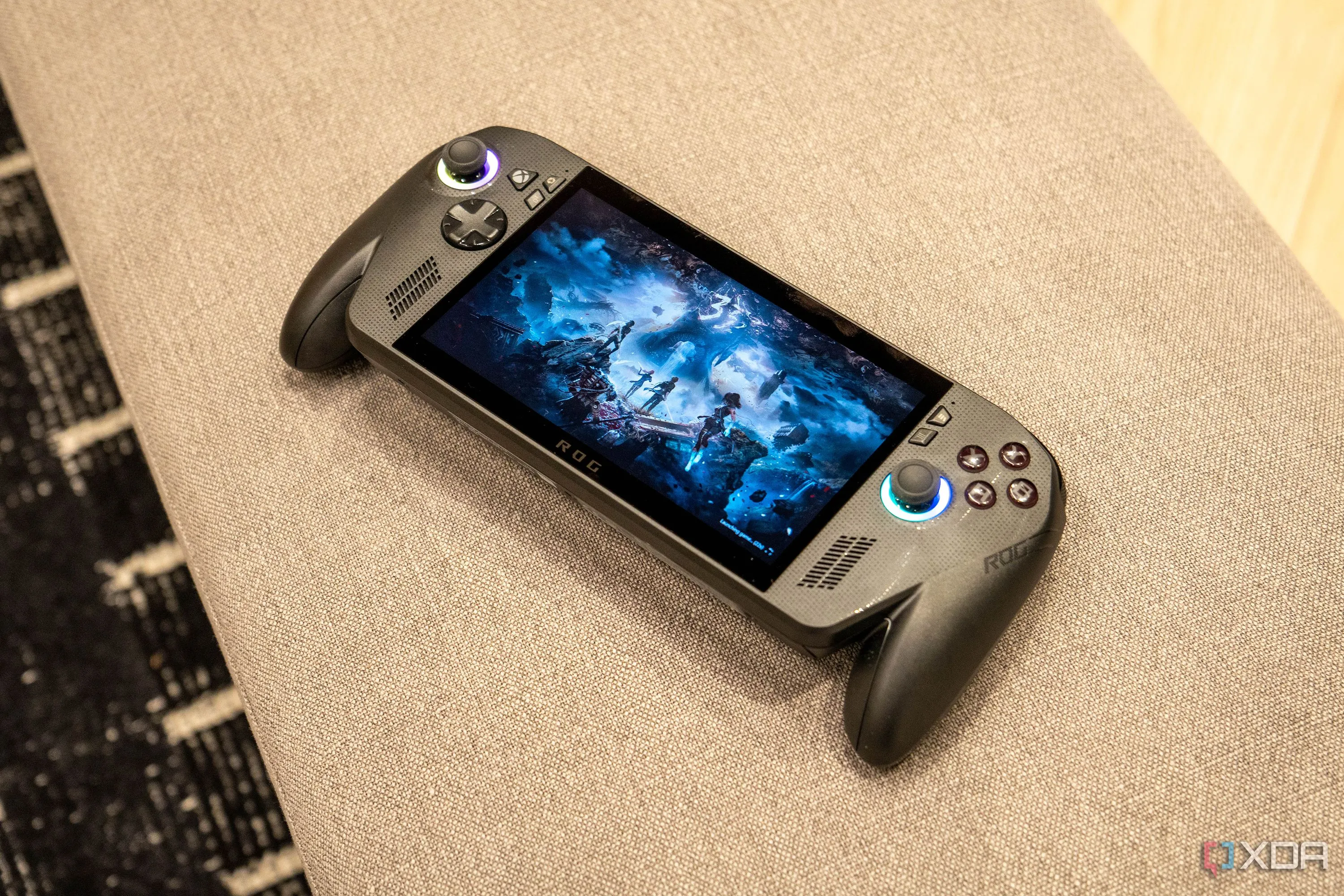 Giao diện handheld Asus ROG Xbox Ally X khởi động vào Full Screen Experience với launcher toàn màn hình