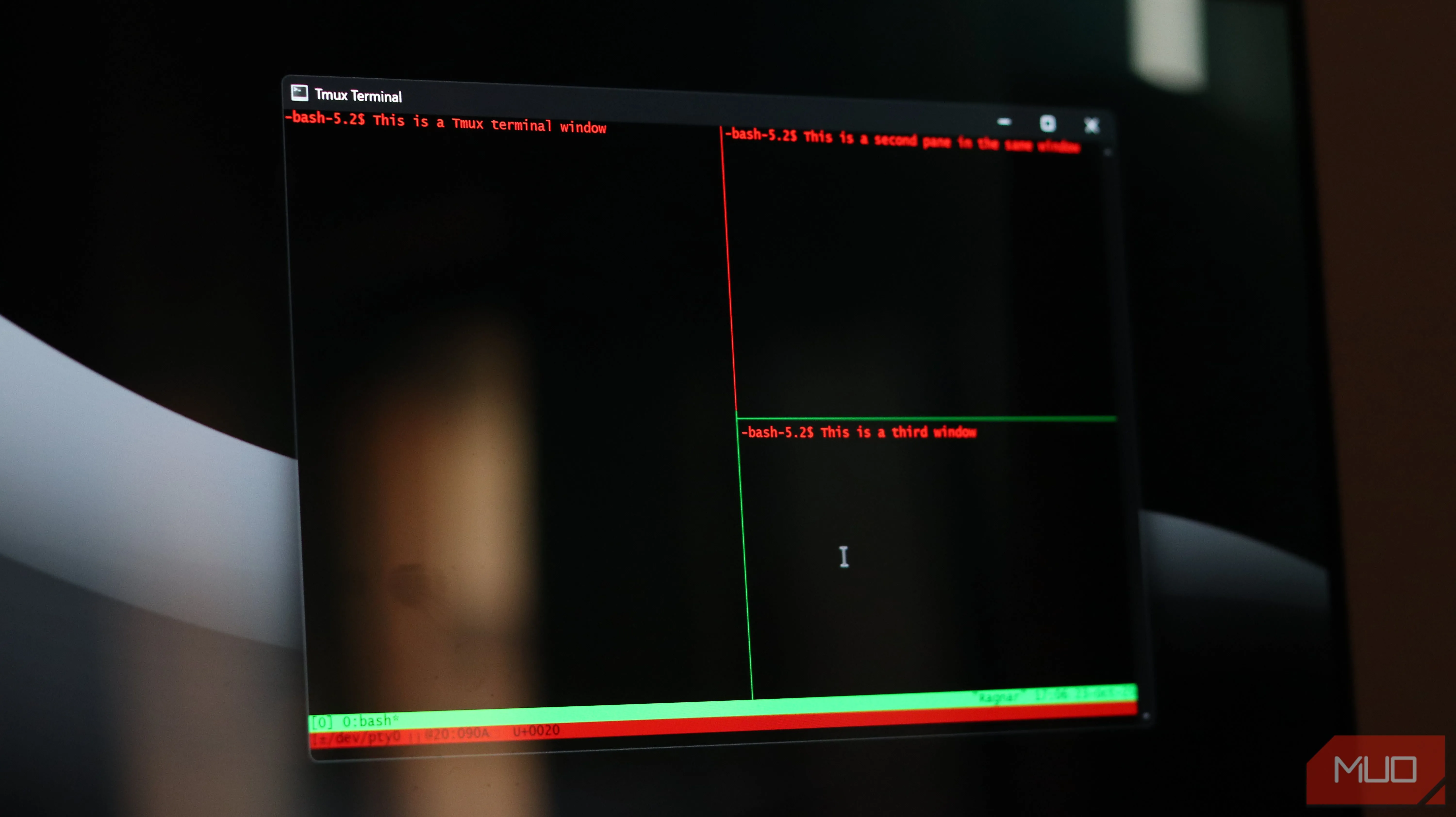 Giao diện itmux với ba pane trên nền tối, thể hiện việc chia cửa sổ đa nhiệm trên Windows