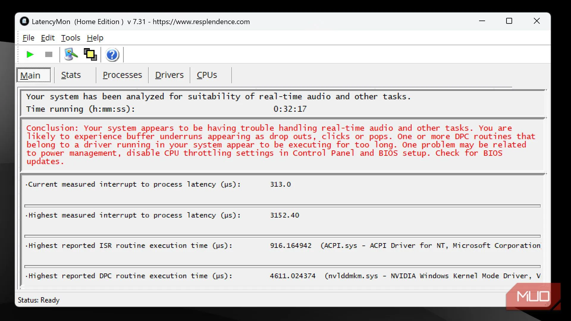 Giao diện LatencyMon chạy trên Windows 11, hiển thị đồ thị latency và tiến trình