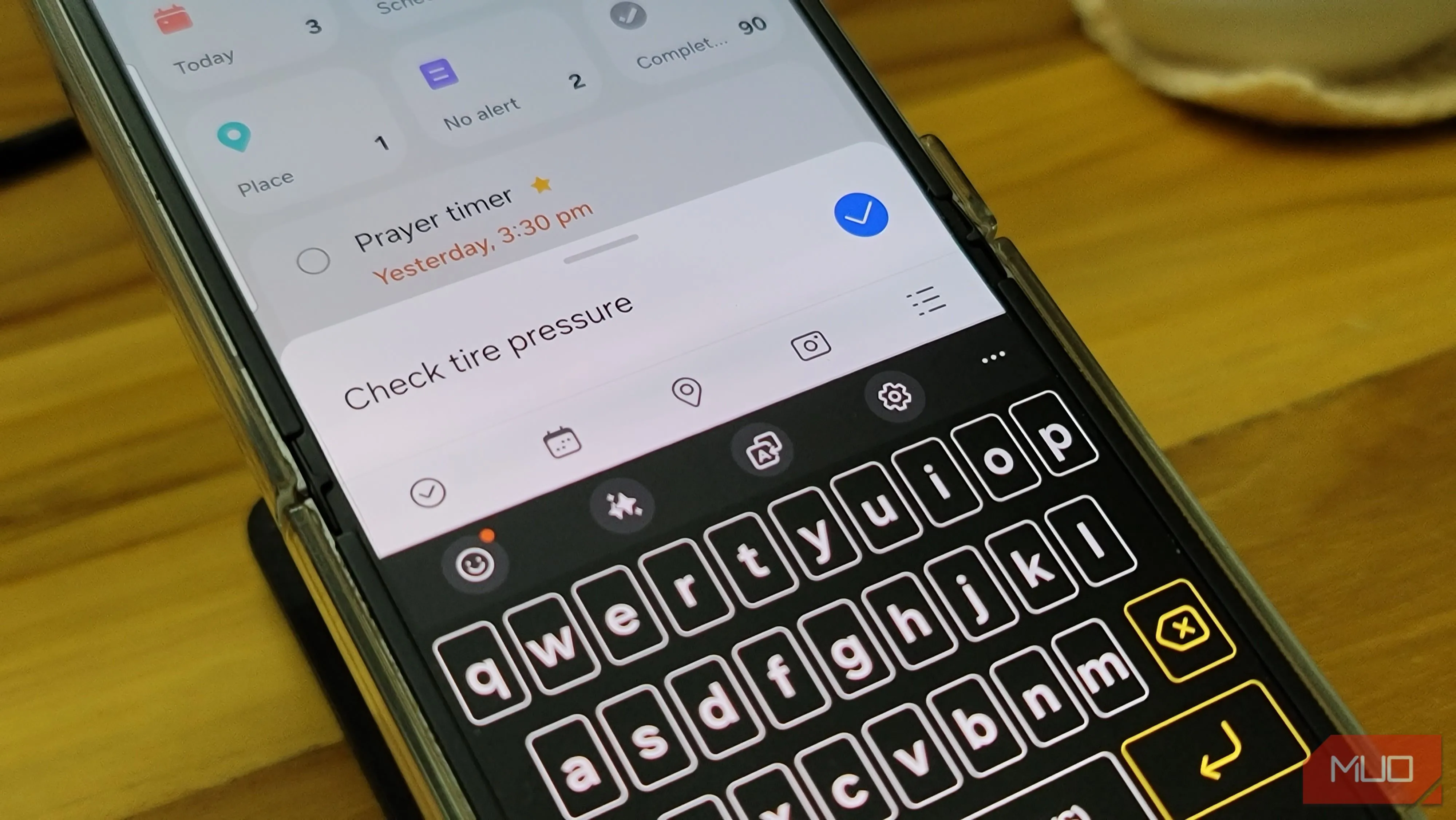 Giao diện thêm nhắc mới của Samsung Reminder trên Galaxy Z Flip 6, với nút micro cho nhập liệu bằng giọng nói