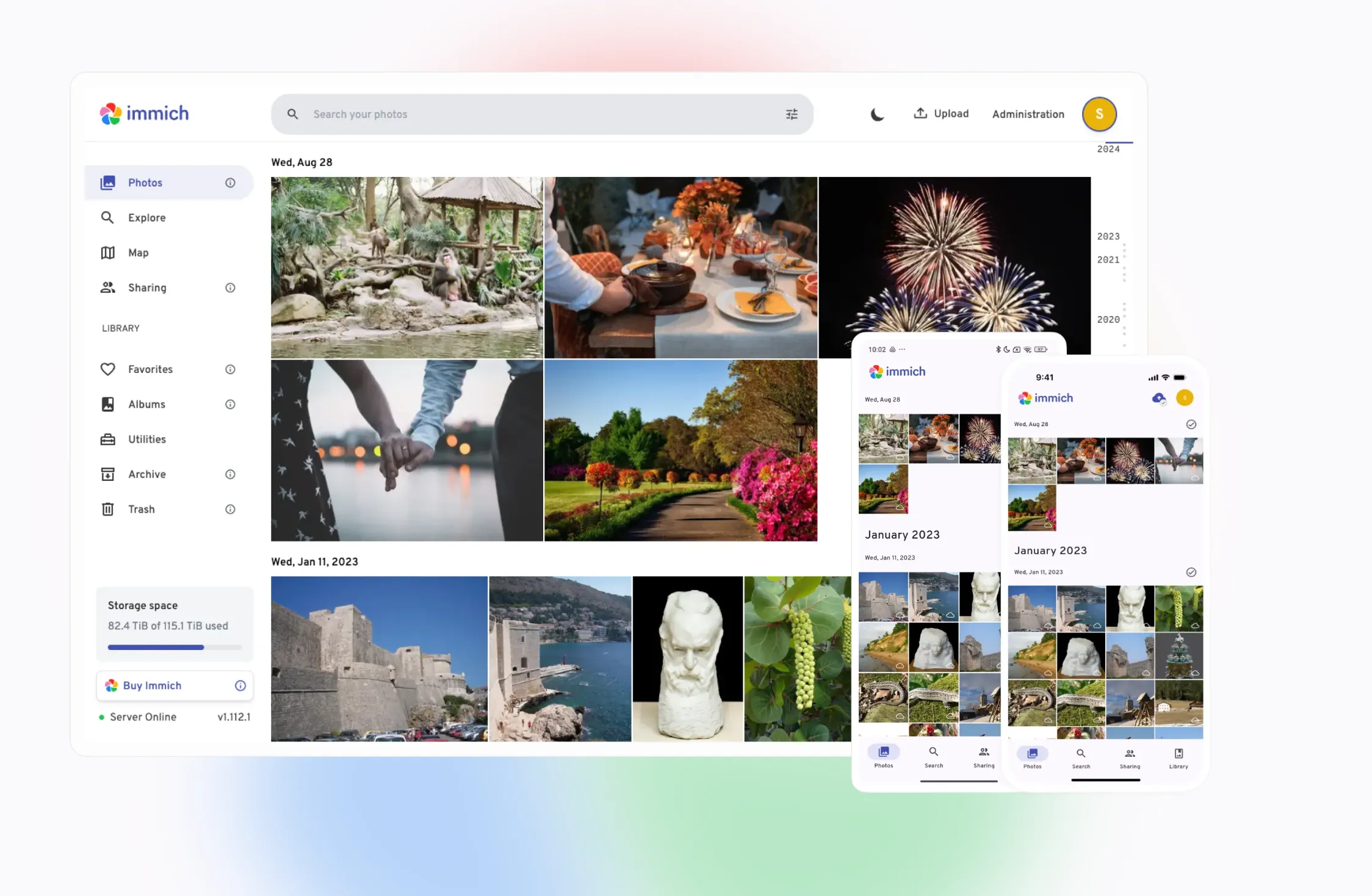 Giao diện web và mobile của Immich hiển thị tính năng sao lưu và gắn thẻ ảnh tự động