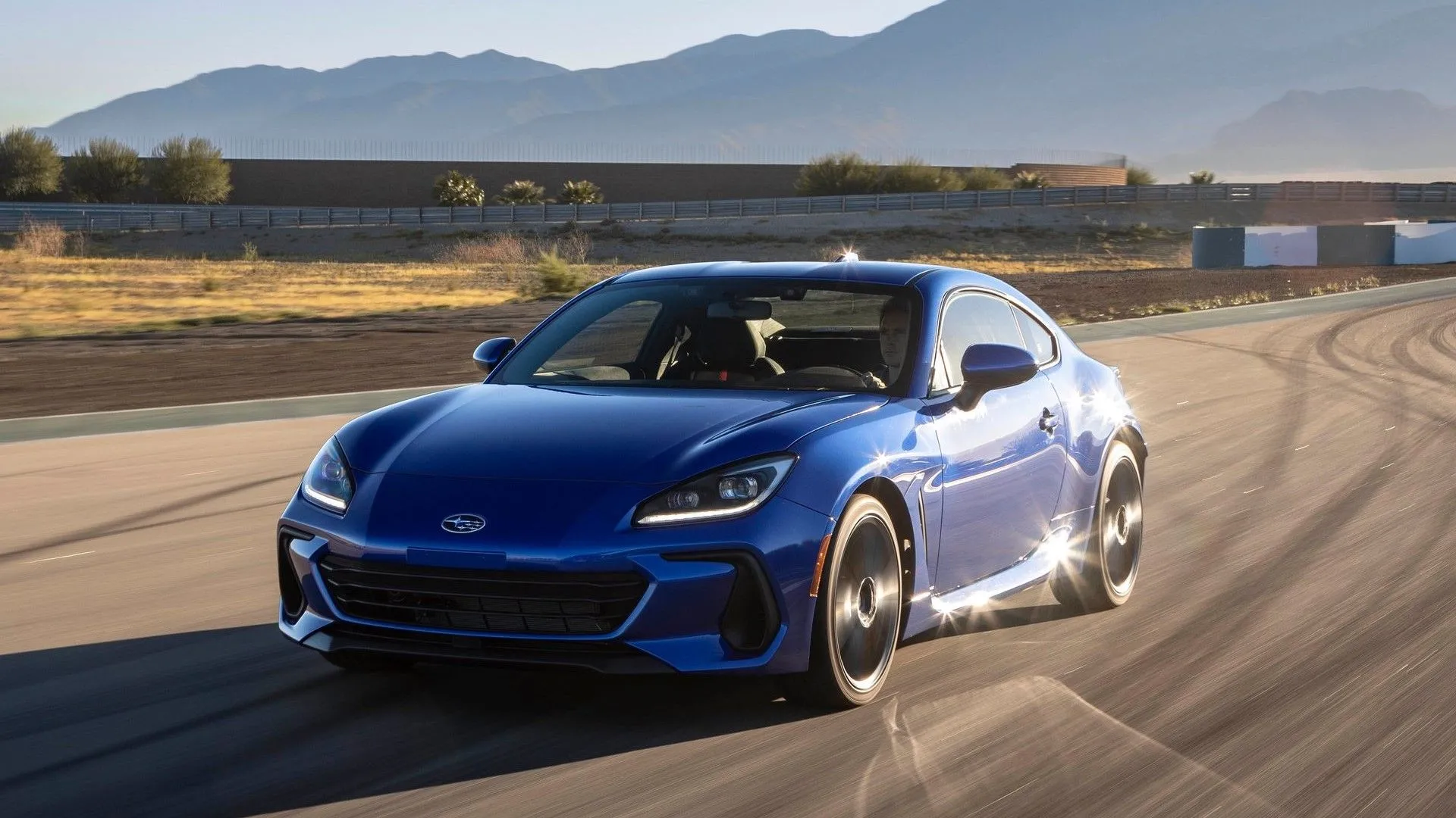 Góc 3/4 trước của Subaru BRZ 2022 đang vào cua, thể hiện dáng xe và khung sàn thể thao.