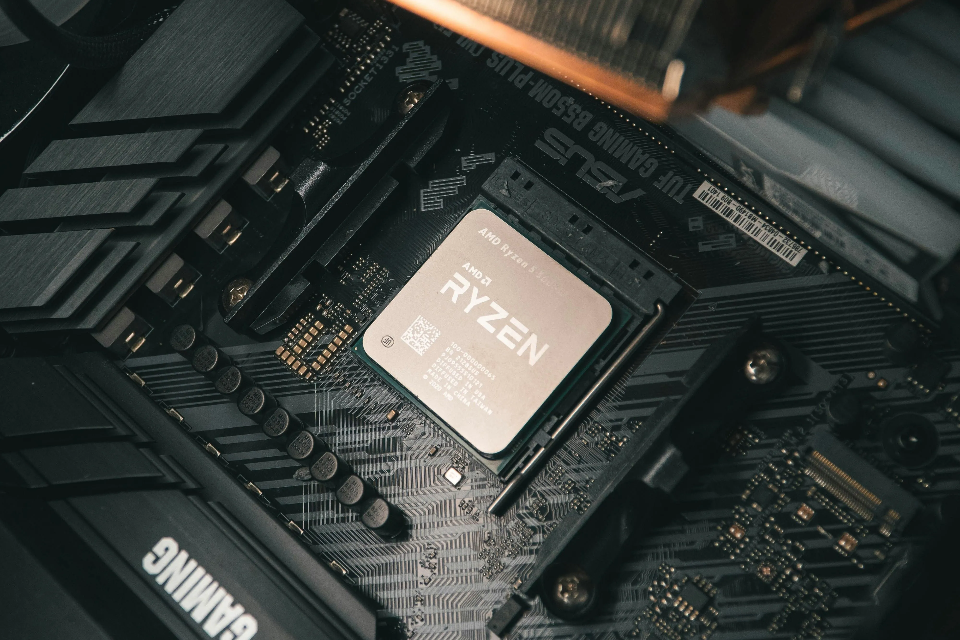 Góc chụp CPU Ryzen 3600X trên bo mạch, biểu tượng của sự phổ cập đa luồng và khả năng nâng cấp cho người dùng ngân sách.