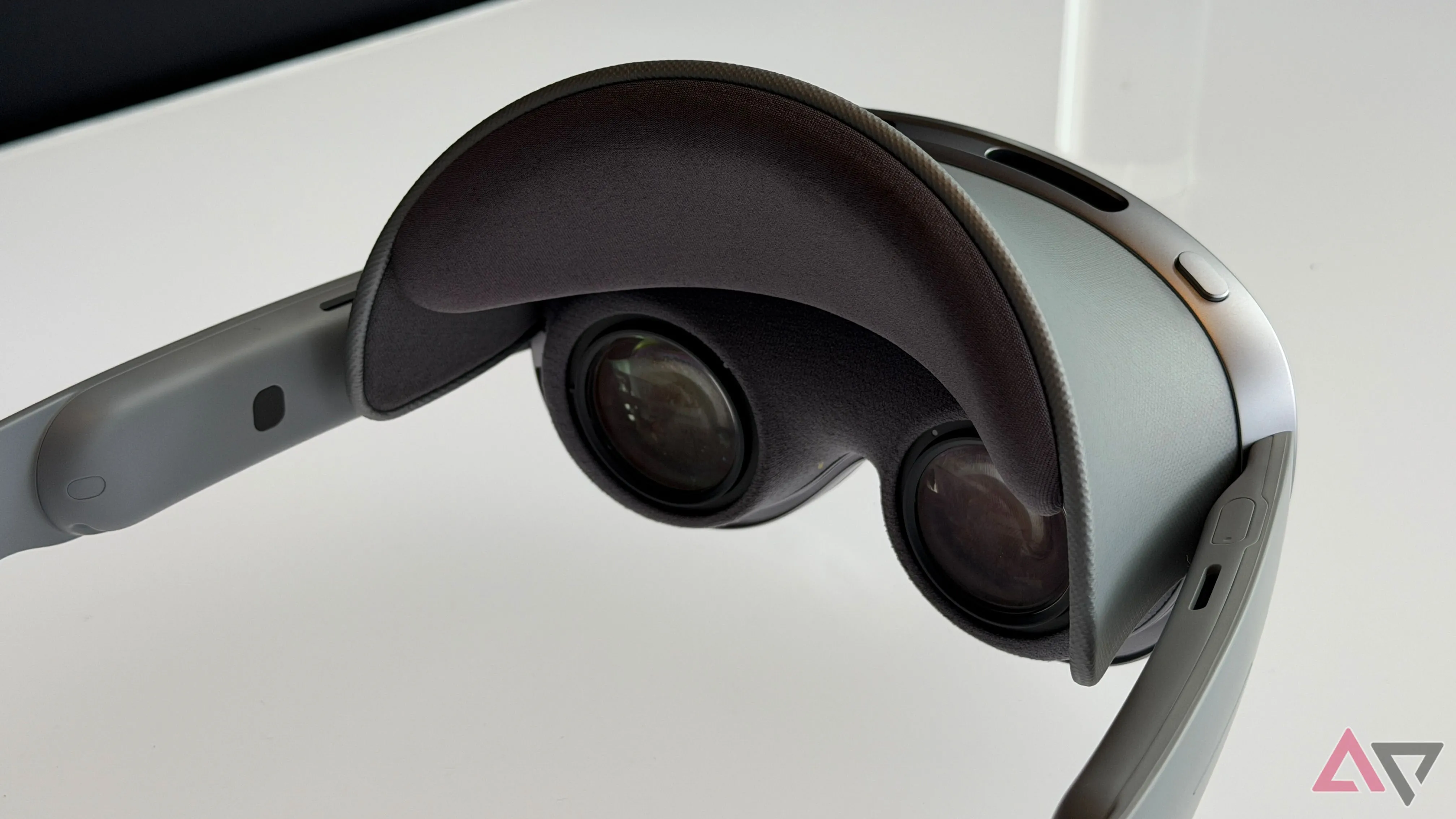 Góc nhìn bên trong Galaxy XR, cho thấy thiết kế hiển thị và cấu hình phần cứng phù hợp cho trải nghiệm giải trí