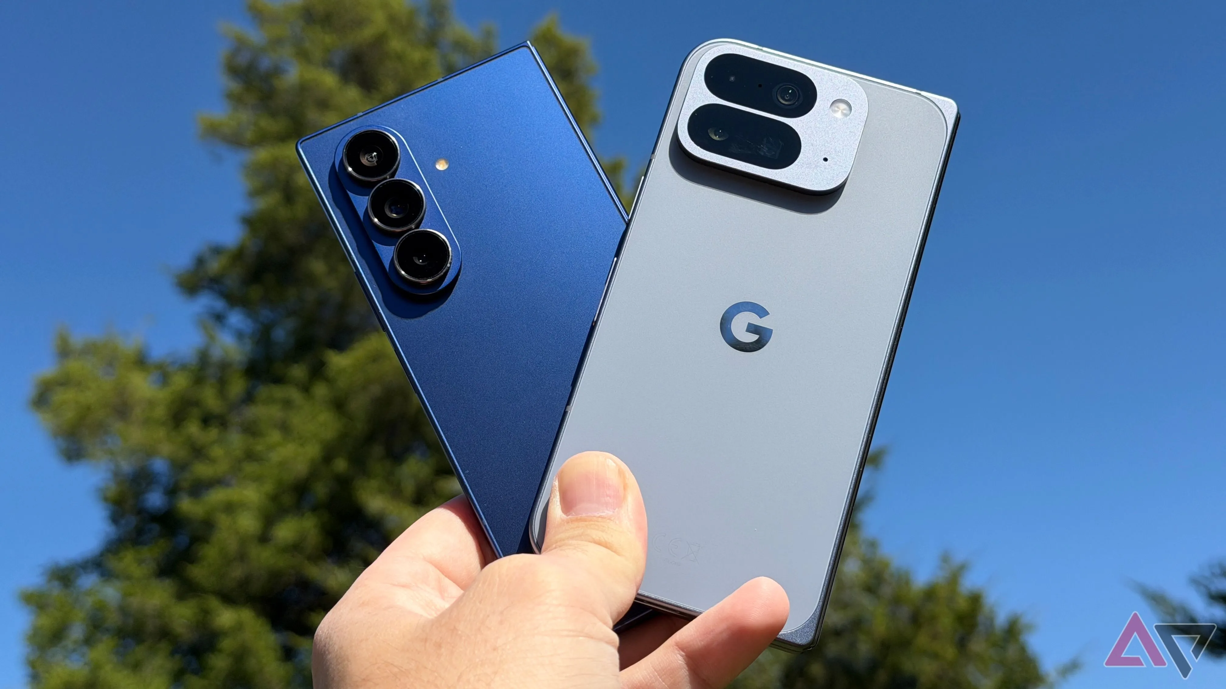 Google Pixel 10 Pro Fold và Samsung Galaxy Z Fold 7 cầm trên nền trời