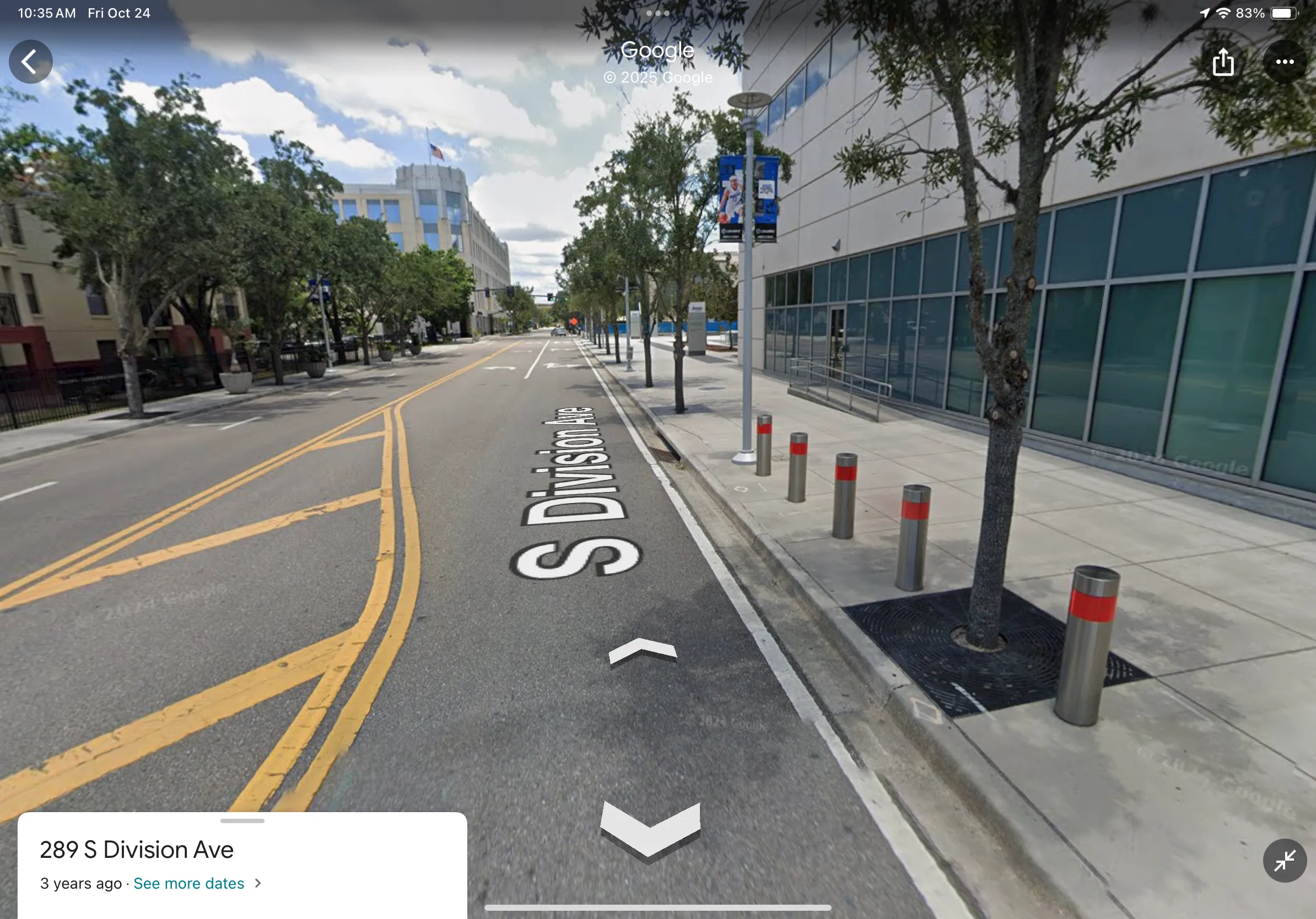 Google Street View cung cấp góc nhìn thực tế về khu phố, giúp người dùng tiền định hình nhận thức trước khi tới nơi.